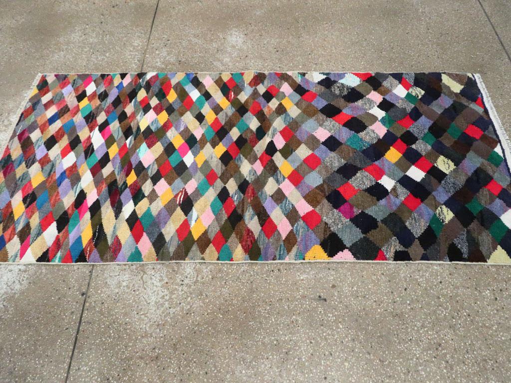 Tappeto contemporaneo di metà Novecento fatto a mano in persiano Shiraz, di piccole dimensioni In condizioni ottime in vendita a New York, NY