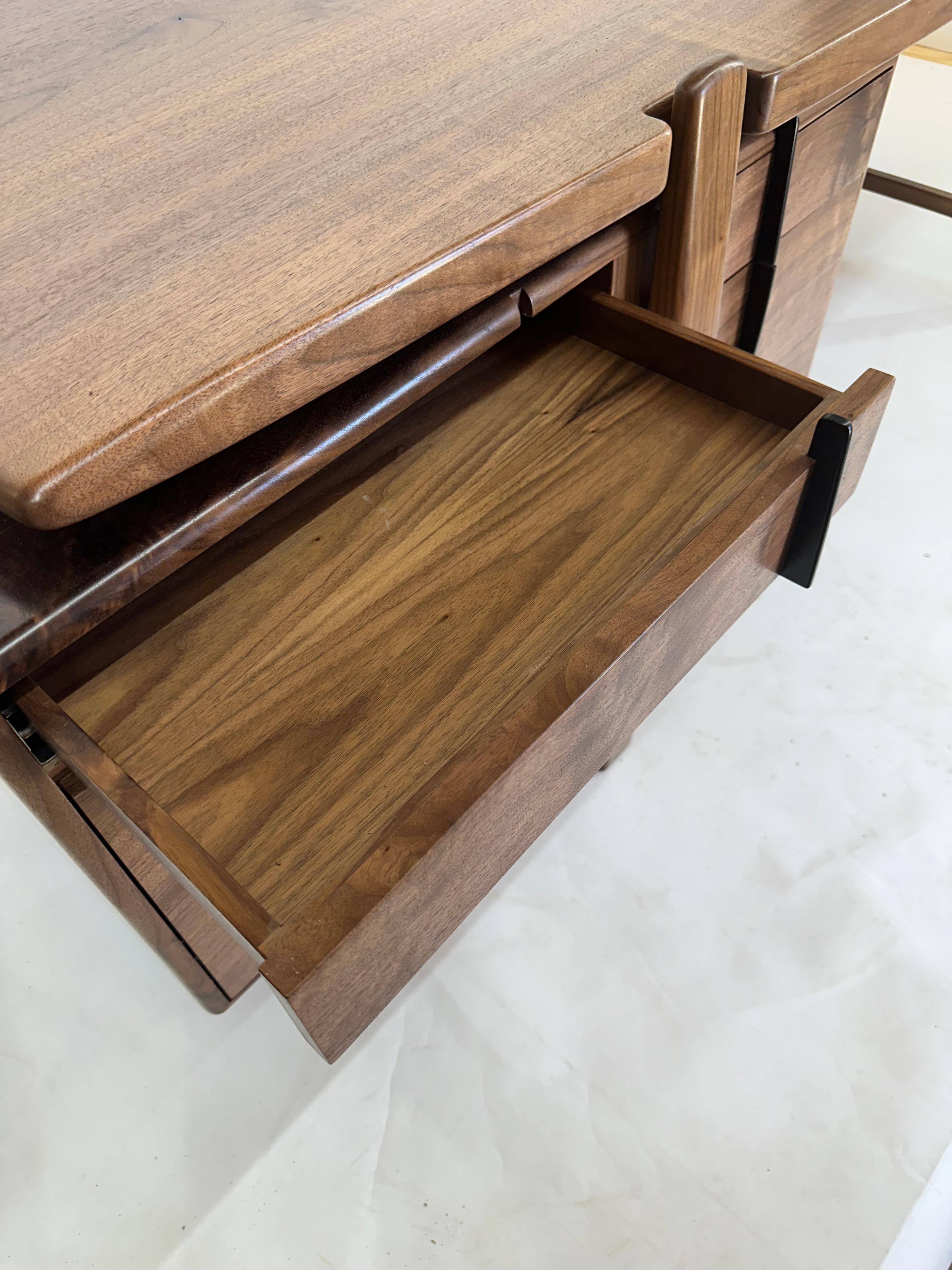 Américain Bureau en bois massif d'inspiration Contemporary Mid Century Anderson Wood en vente