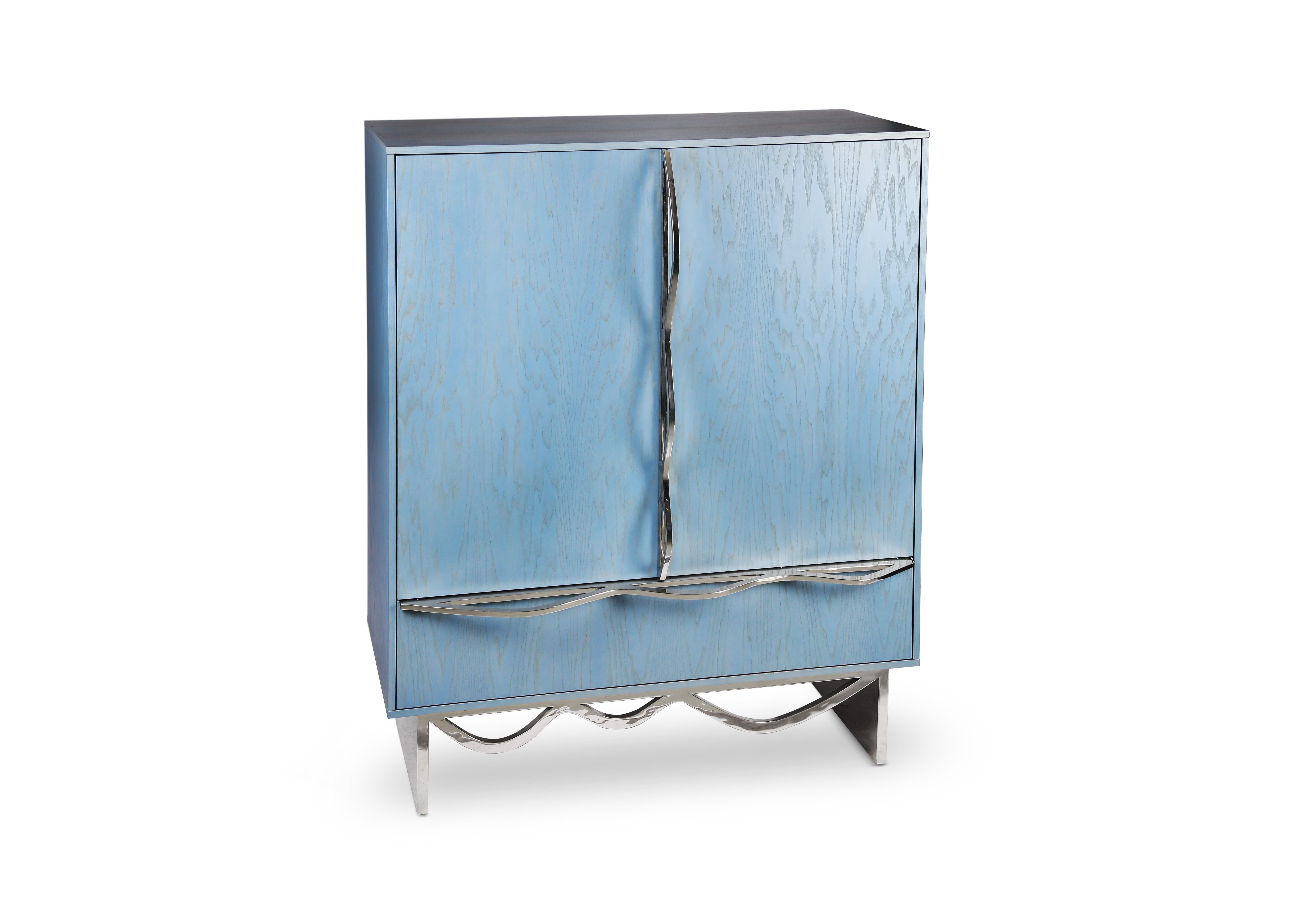 This media cabinet is the perfect addition to any living room, giving it a touch of mid-century modern style. Constructed from premium ash and American walnut veneers, this cabinet boasts a sleek and durable design. The exterior of the cabinet is