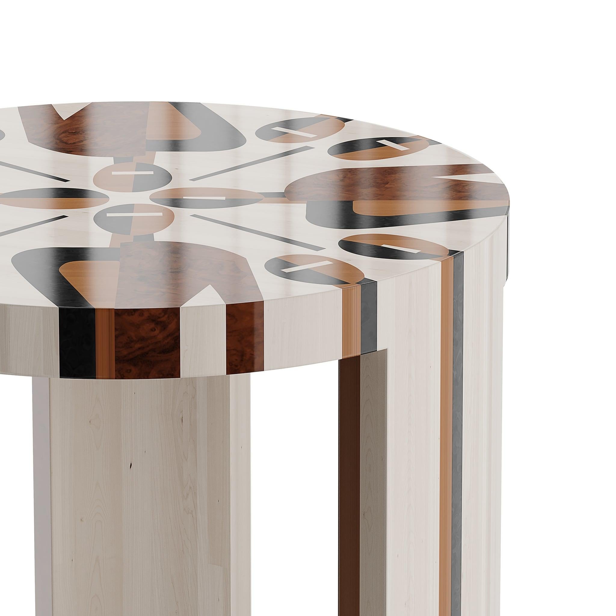Moderne Table d'appoint ronde blanche mi-siècle moderne en marqueterie de bois à motif de figure abstraite en vente