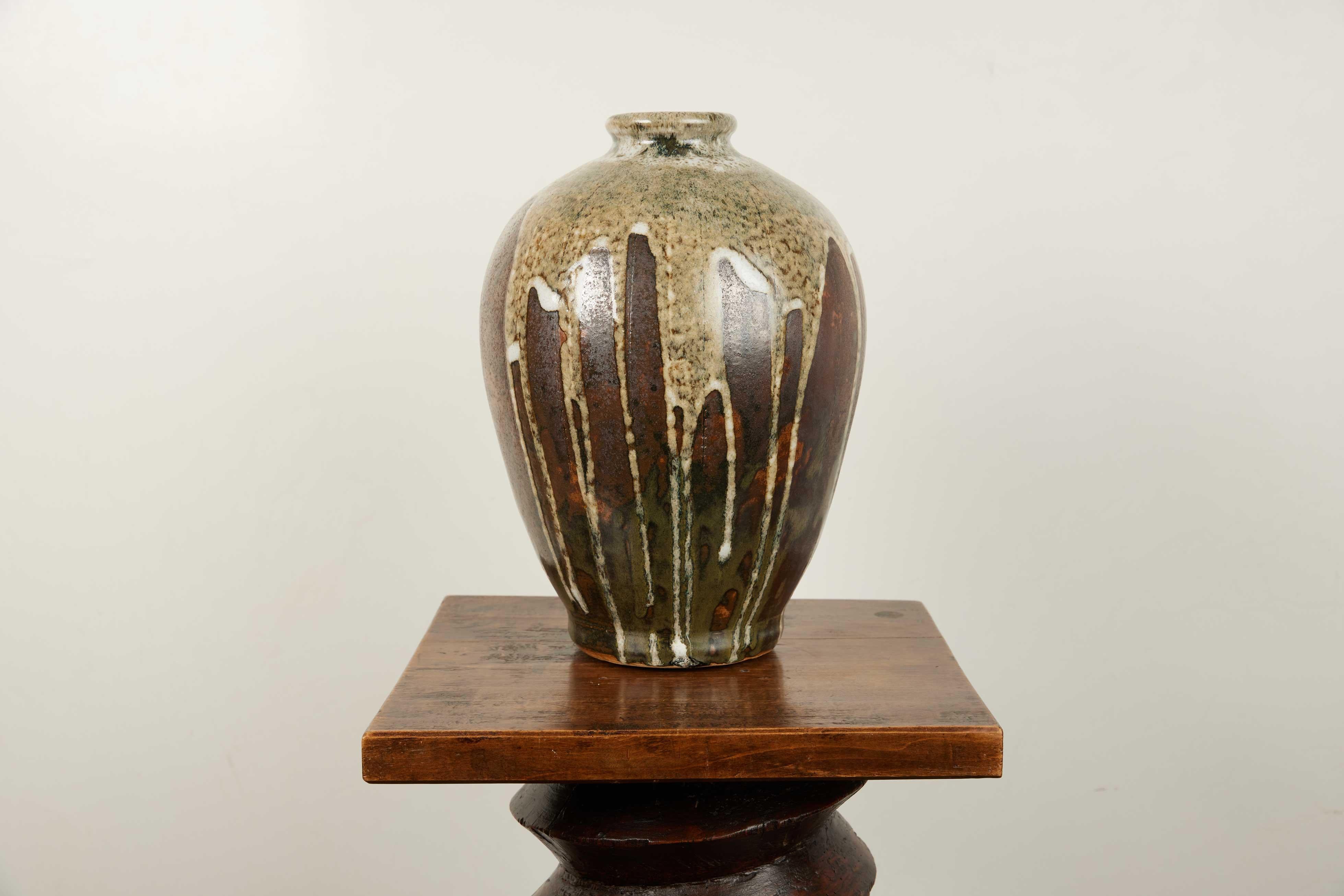 Zeitgenössische Mid Century Holz gebrannt braun Tropf Vase glasiert

Entdecken Sie die Faszination zeitgenössischer Handwerkskunst, die sich in dieser exquisiten holzbefeuerten Vase mit der Ästhetik der Jahrhundertmitte verbindet. Mit einer Höhe von