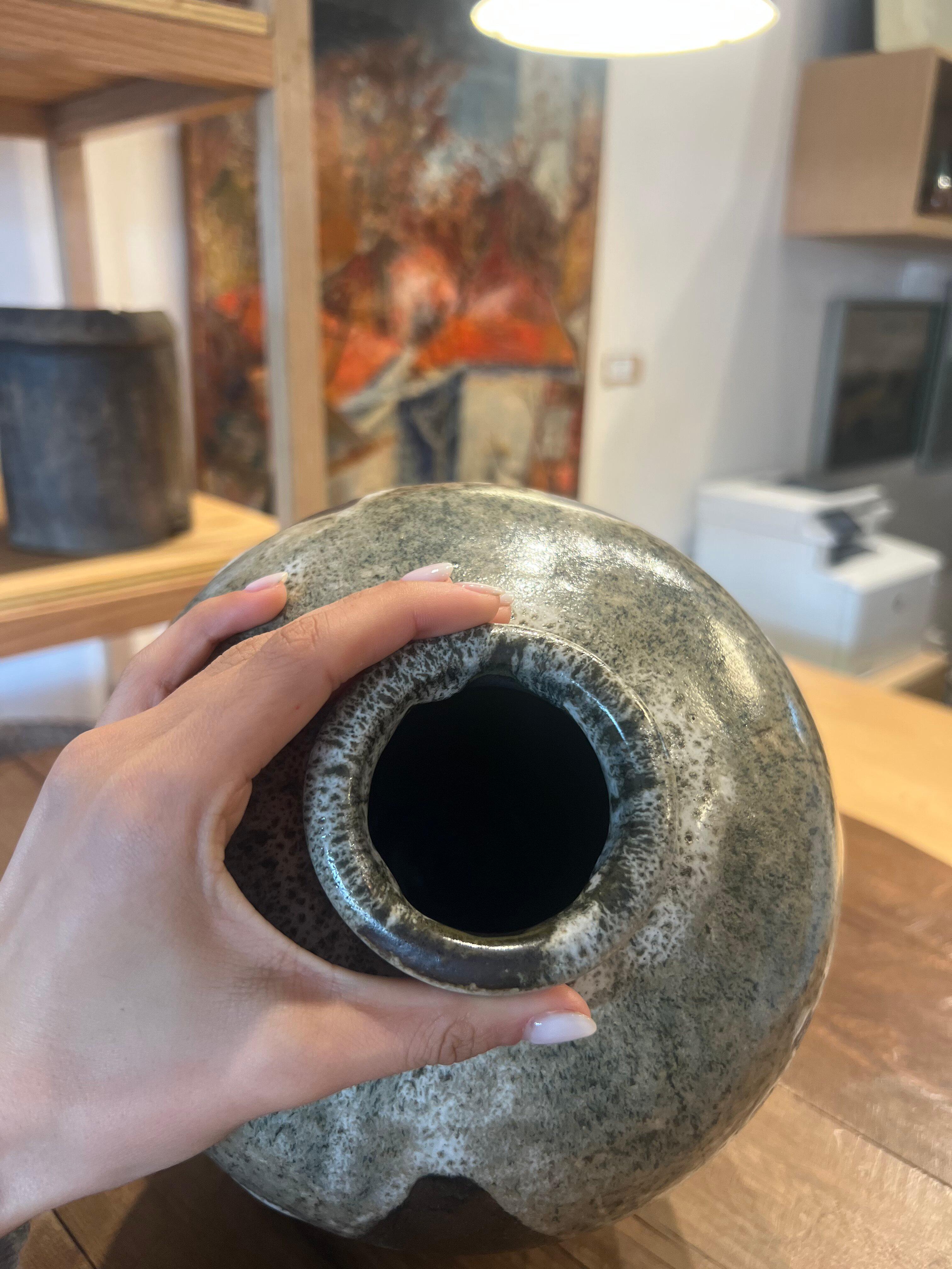 Contemporary Mid Century Modern Wood Fired Brown Drip Vase (Keramik) im Angebot