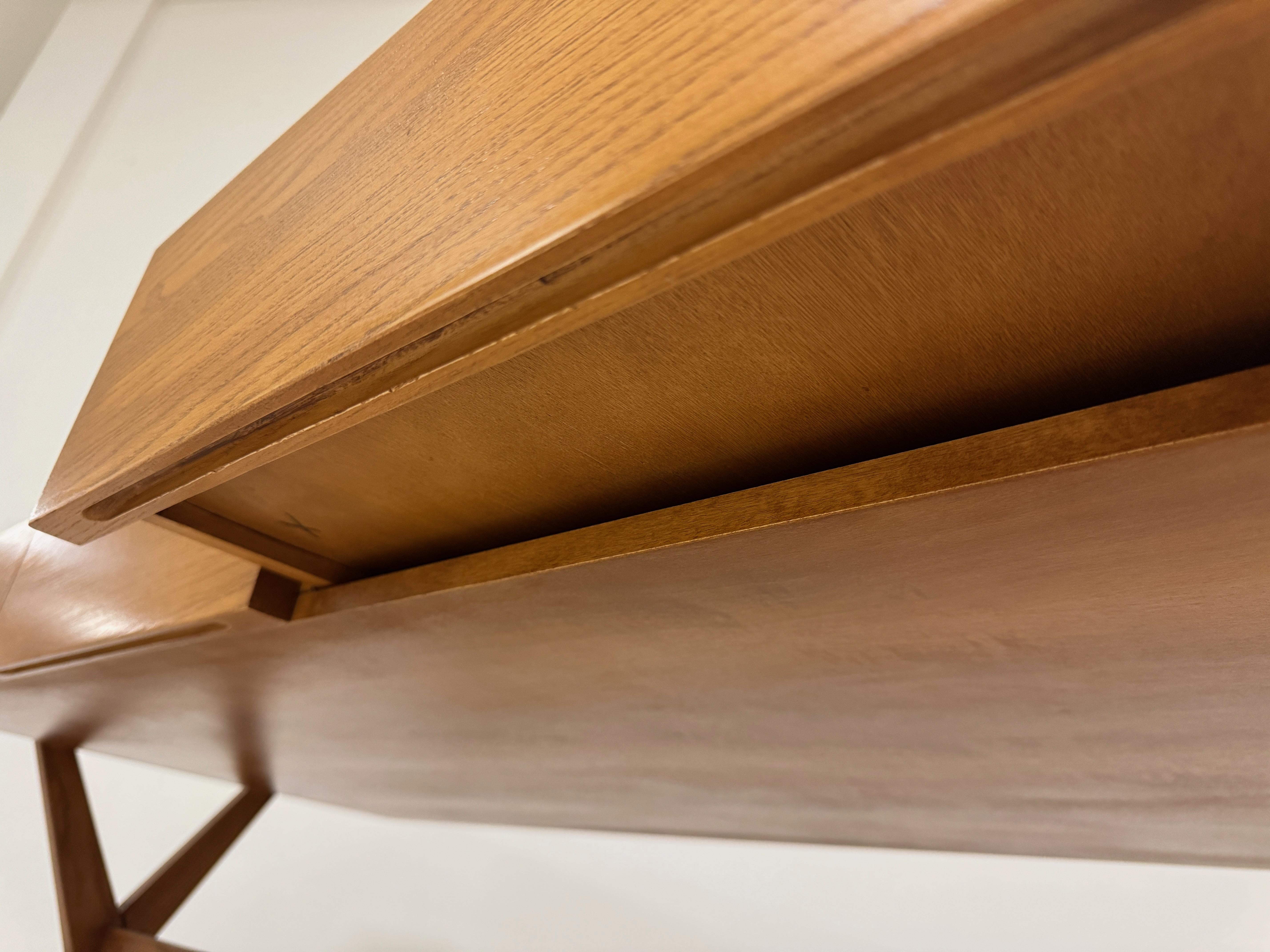 Contemporary Mid-Century Style Schreibtisch mit Glasplatte im Angebot 4