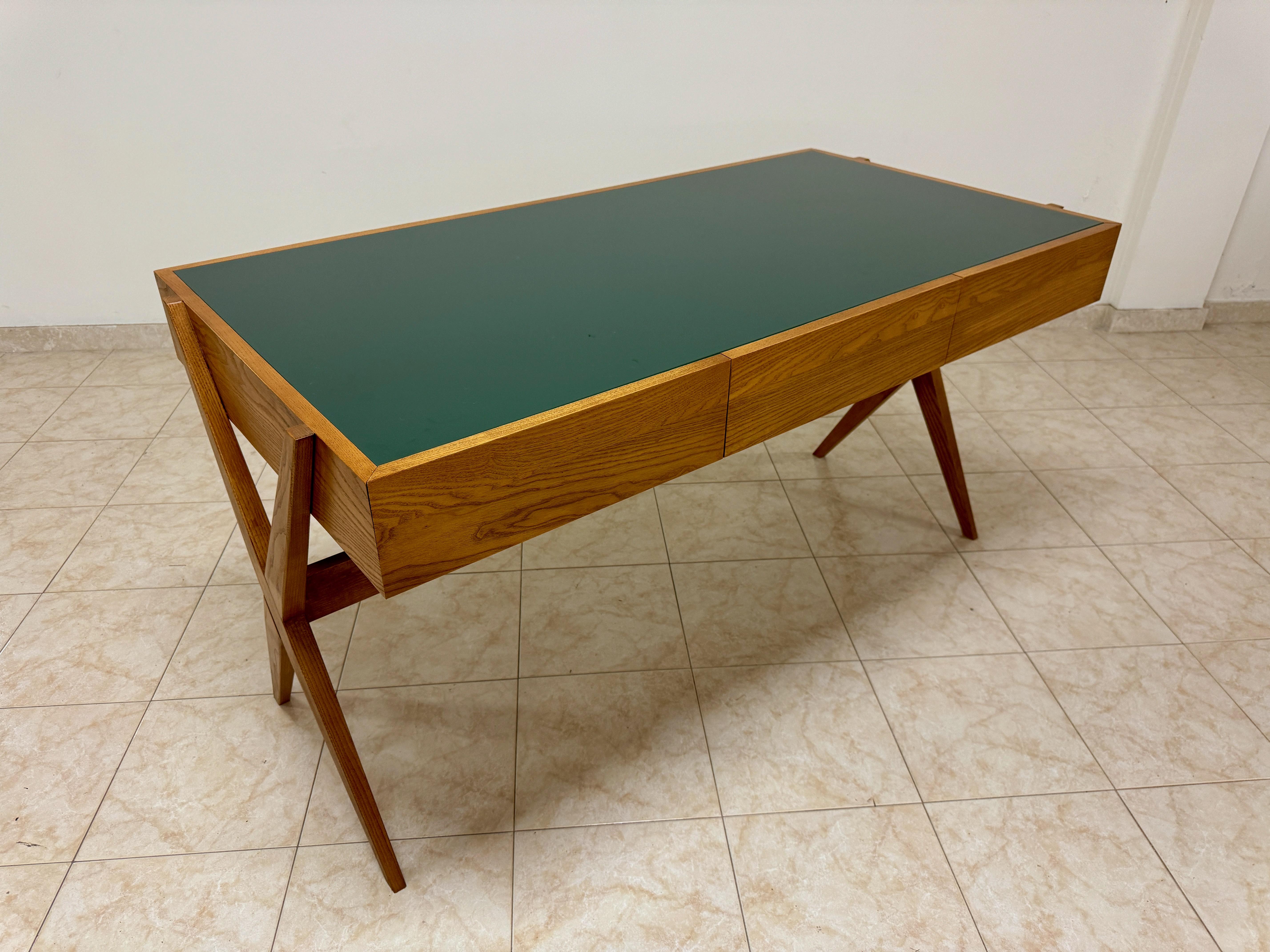 Contemporary Mid-Century Style Schreibtisch mit Glasplatte im Angebot 7