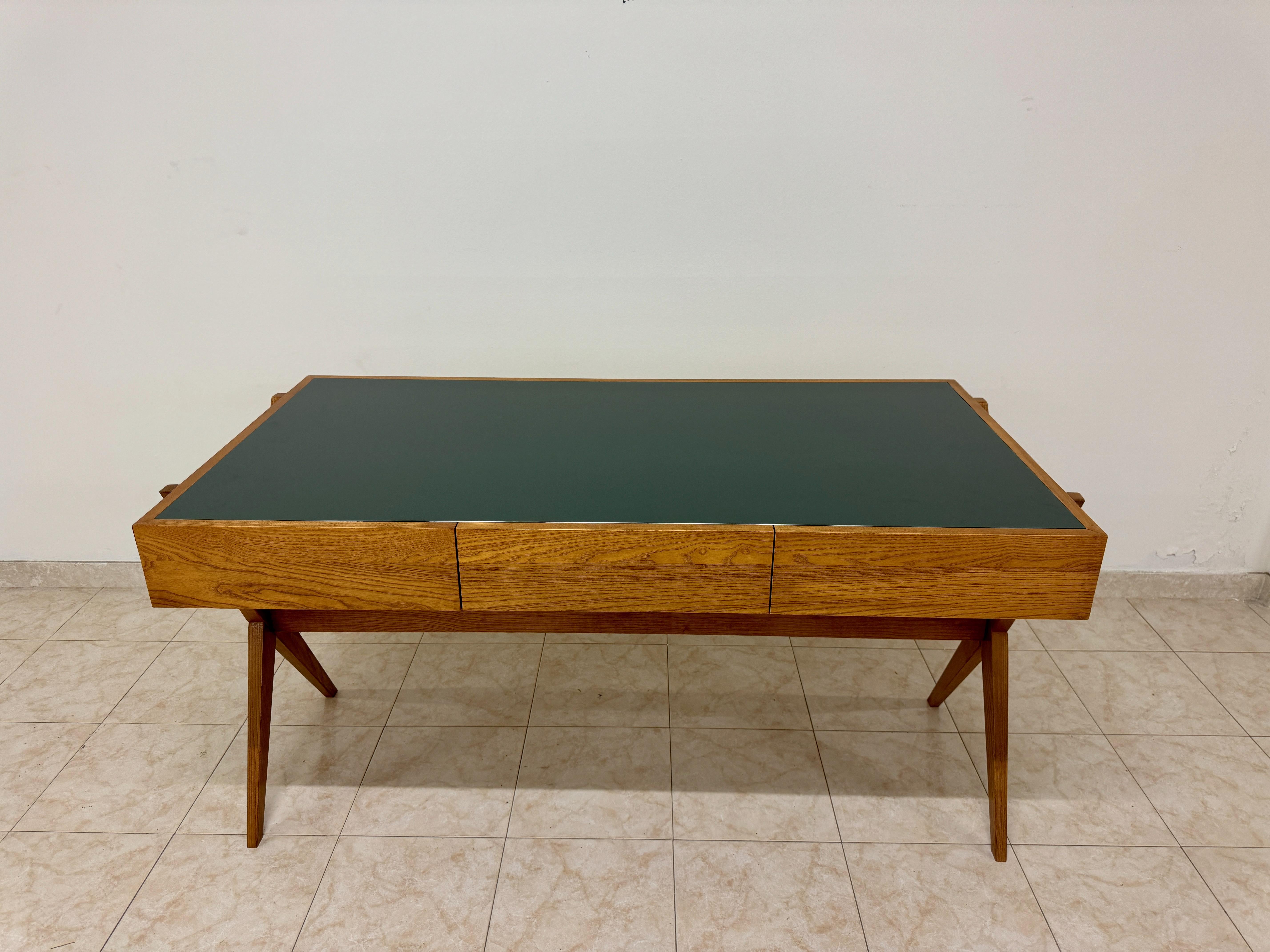 Contemporary Mid-Century Style Schreibtisch mit Glasplatte (Italienisch) im Angebot