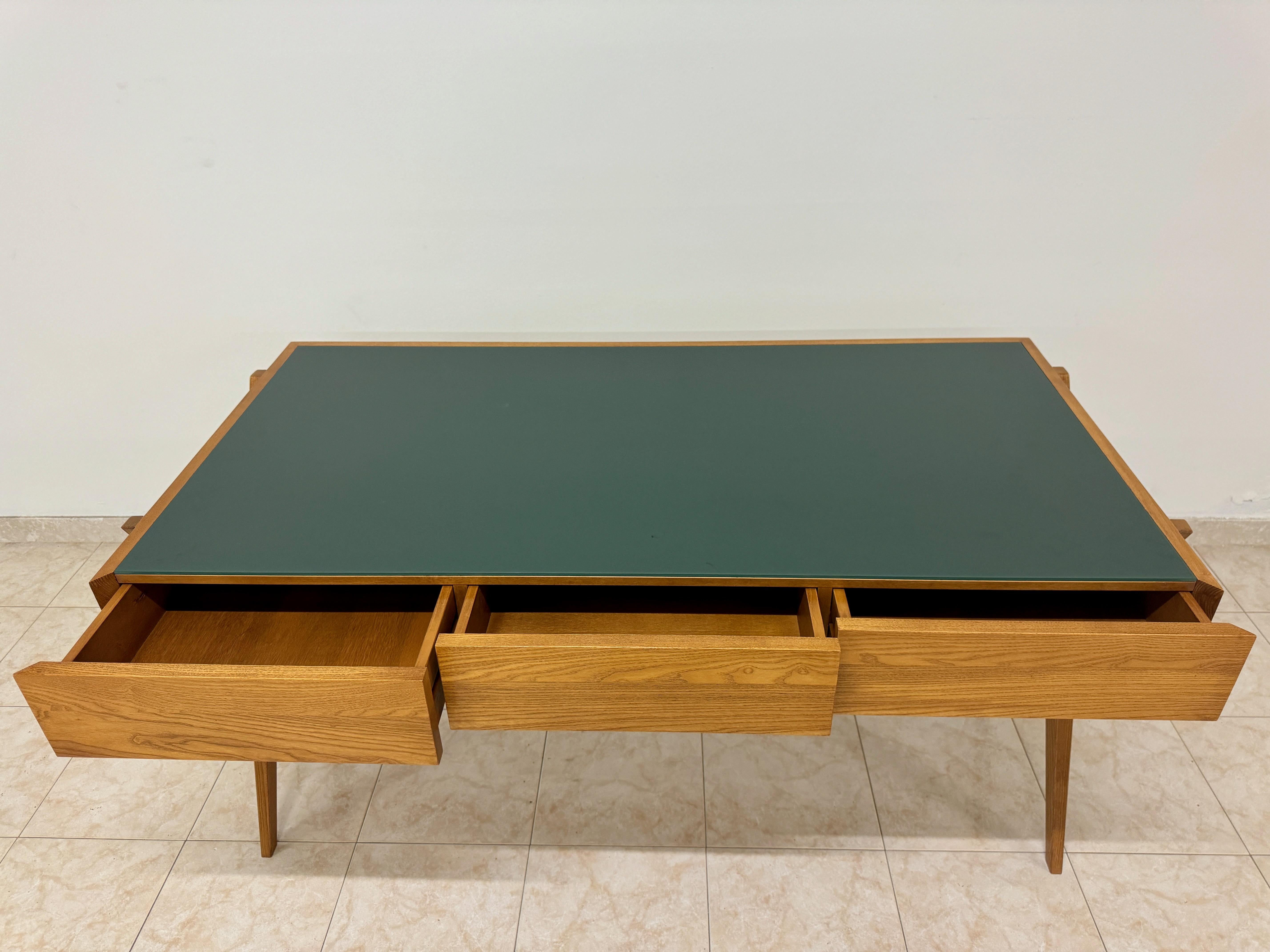 Contemporary Mid-Century Style Schreibtisch mit Glasplatte im Angebot 1