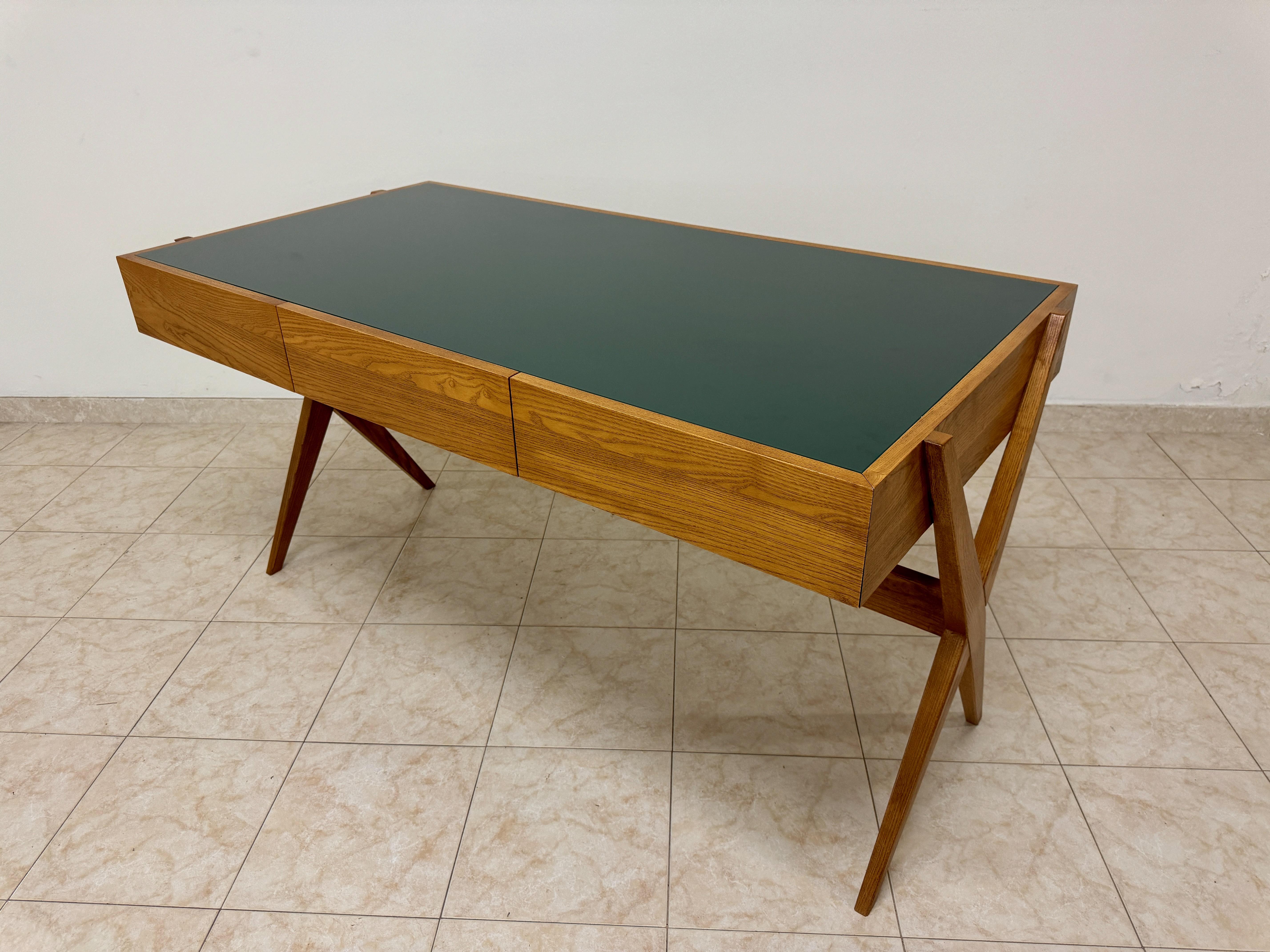 Contemporary Mid-Century Style Schreibtisch mit Glasplatte im Angebot 2