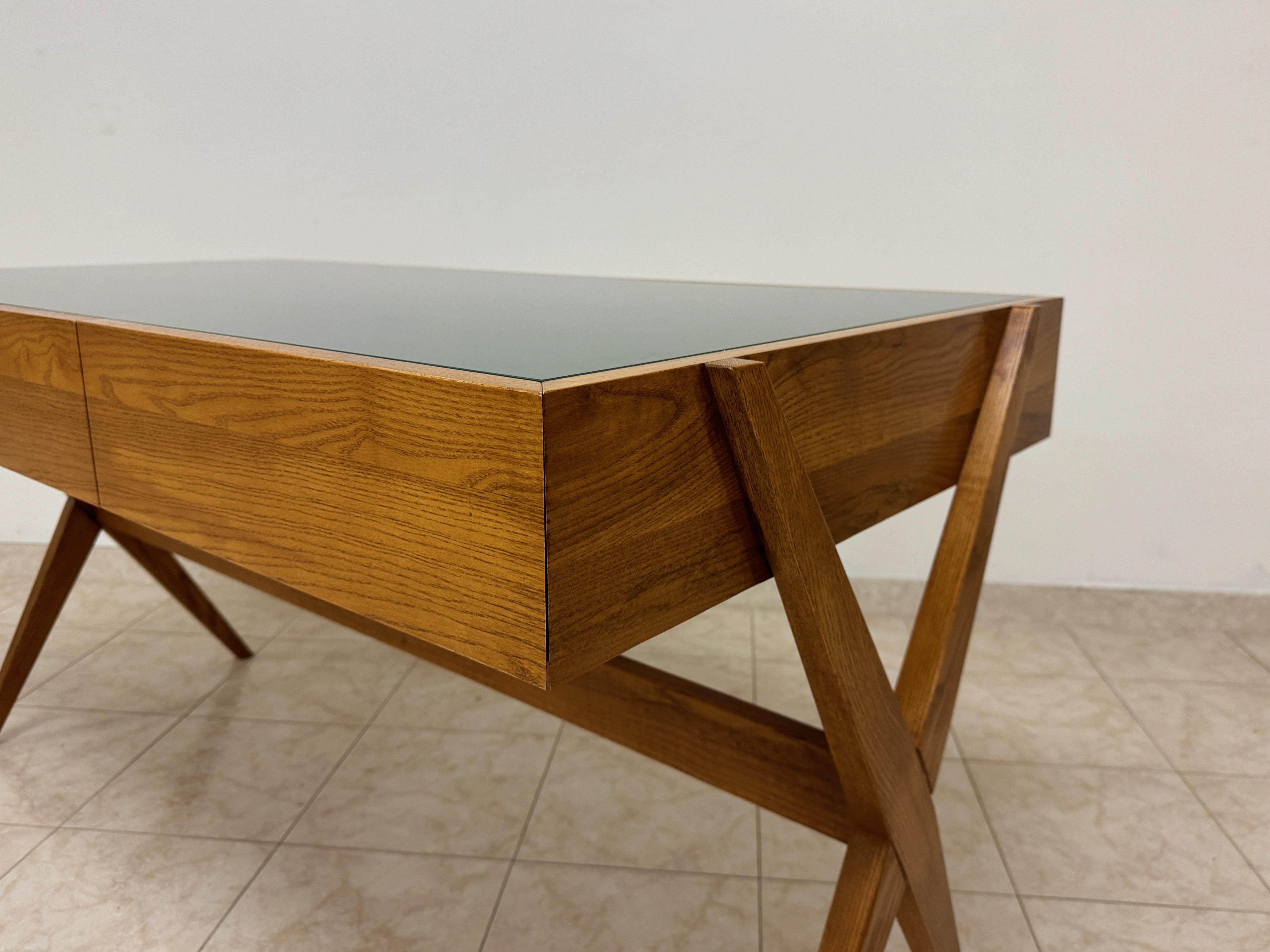 Contemporary Mid-Century Style Schreibtisch mit Glasplatte im Angebot 3