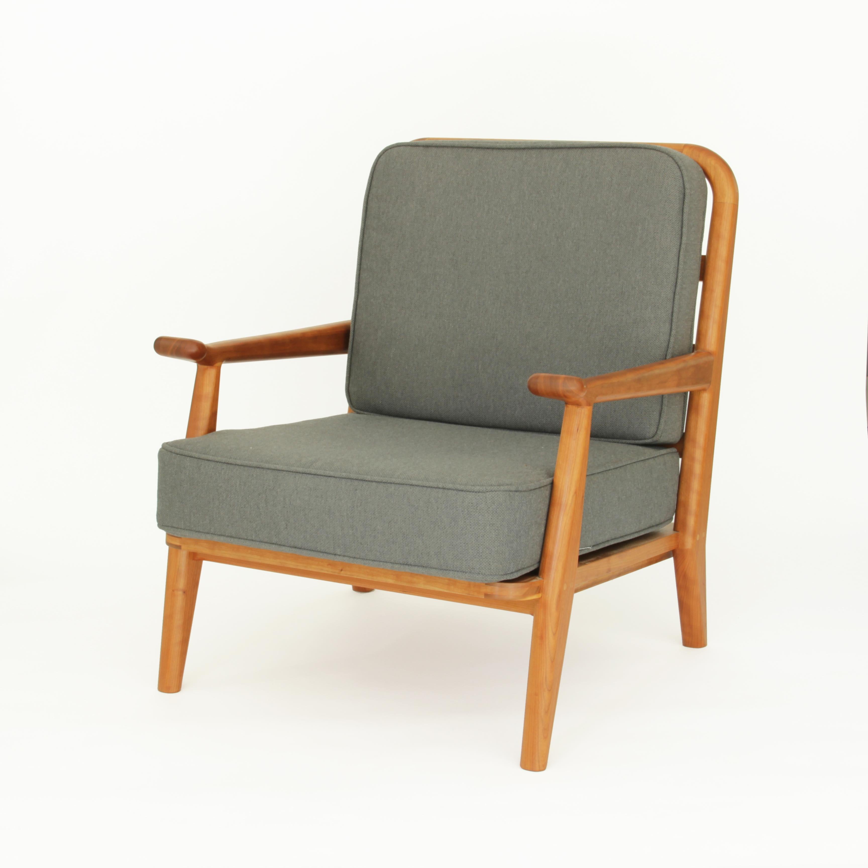 Dieser Sessel besteht aus Kirschholz und mit Wolle gepolsterten Kissen. Er wird News Chair genannt, weil die Armlehne mit einem paddelförmigen Griff versehen ist, der dazu einlädt, ihn zu ergreifen, je nachdem, welche guten oder schlechten