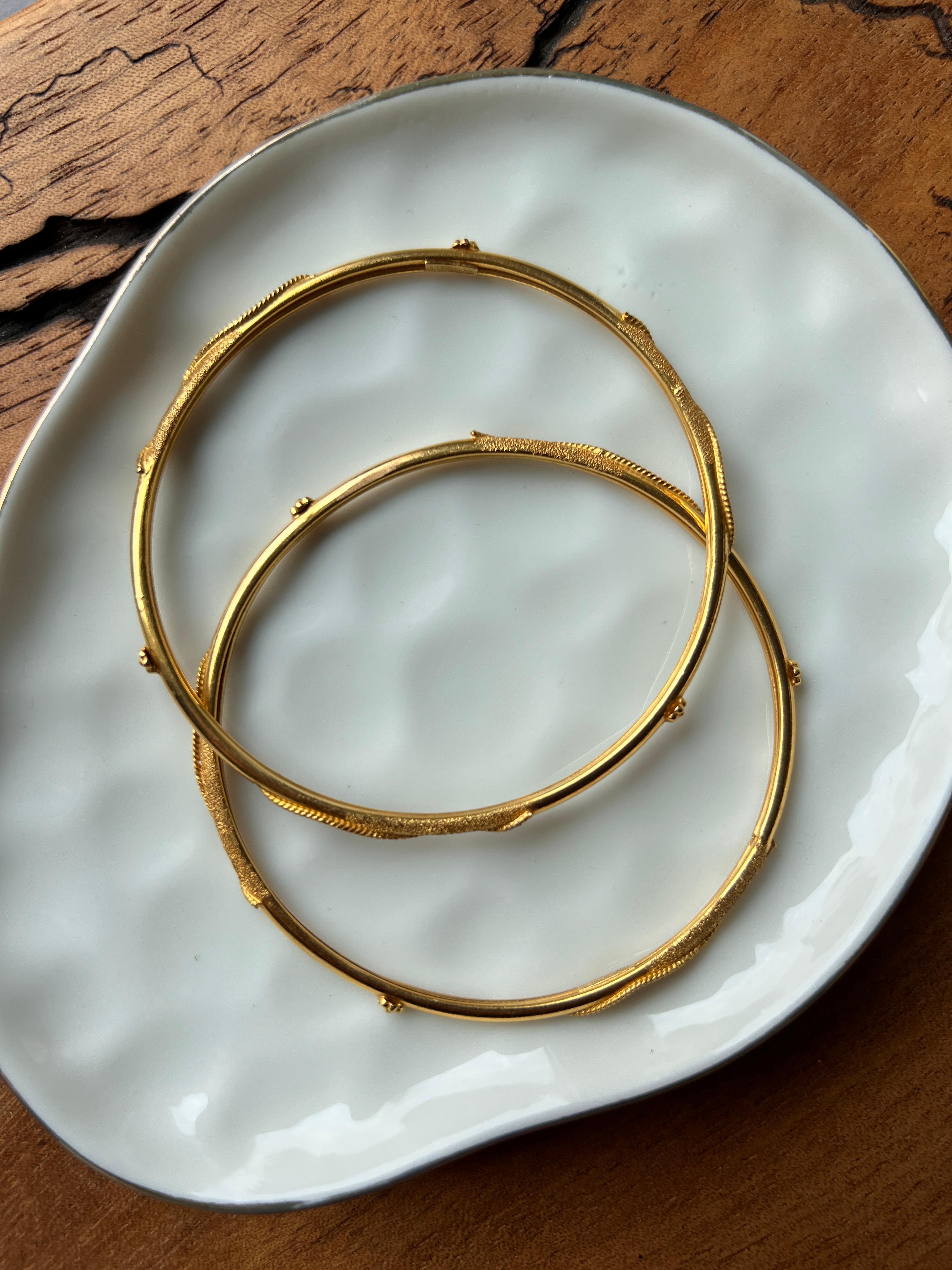 Zeitgenössisches orientalisches Armreif-Set aus 18k-22k Gelbgold im Zustand „Gut“ im Angebot in Towson, MD