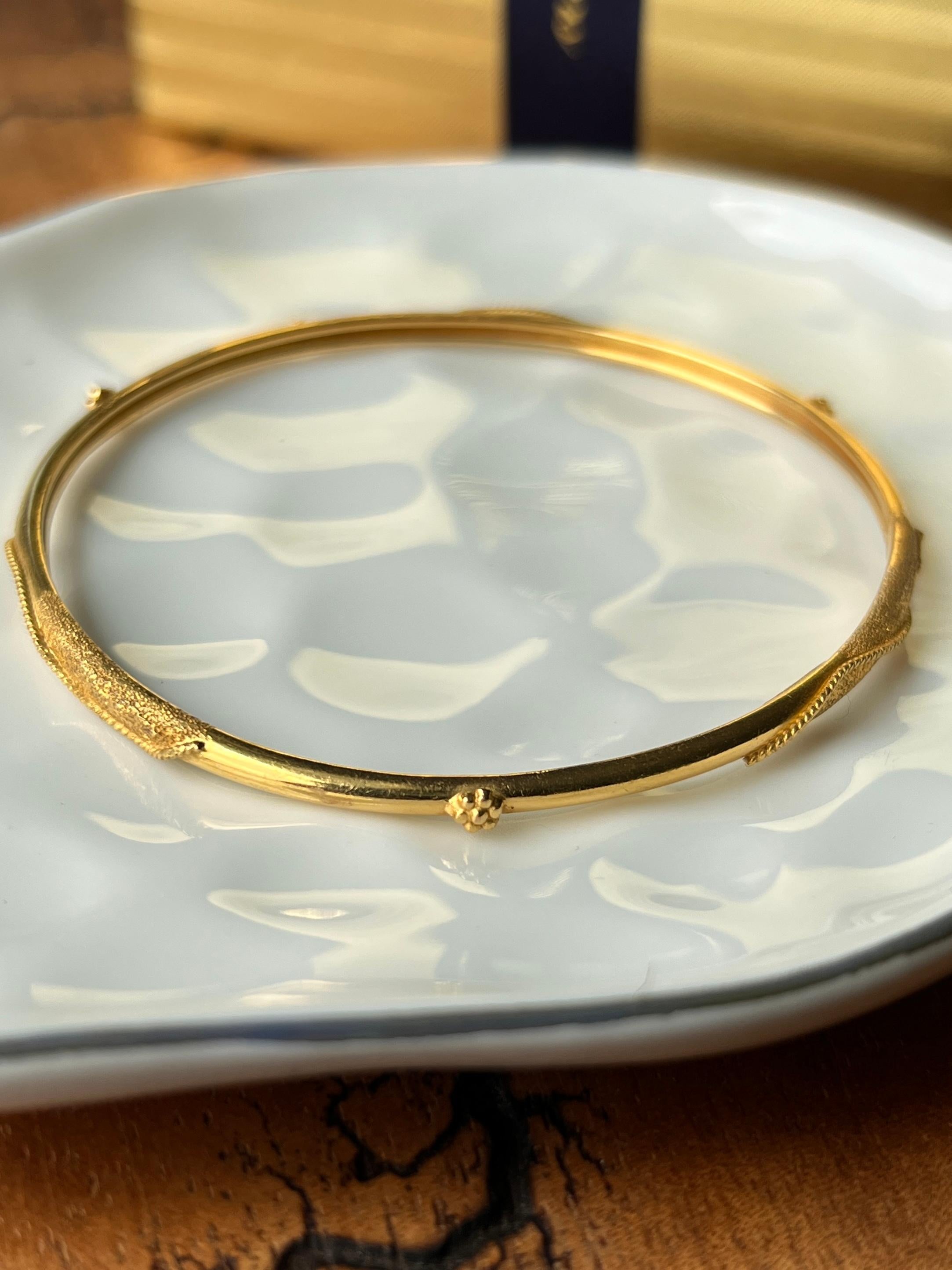 Zeitgenössisches orientalisches Armreif-Set aus 18k-22k Gelbgold für Damen oder Herren im Angebot