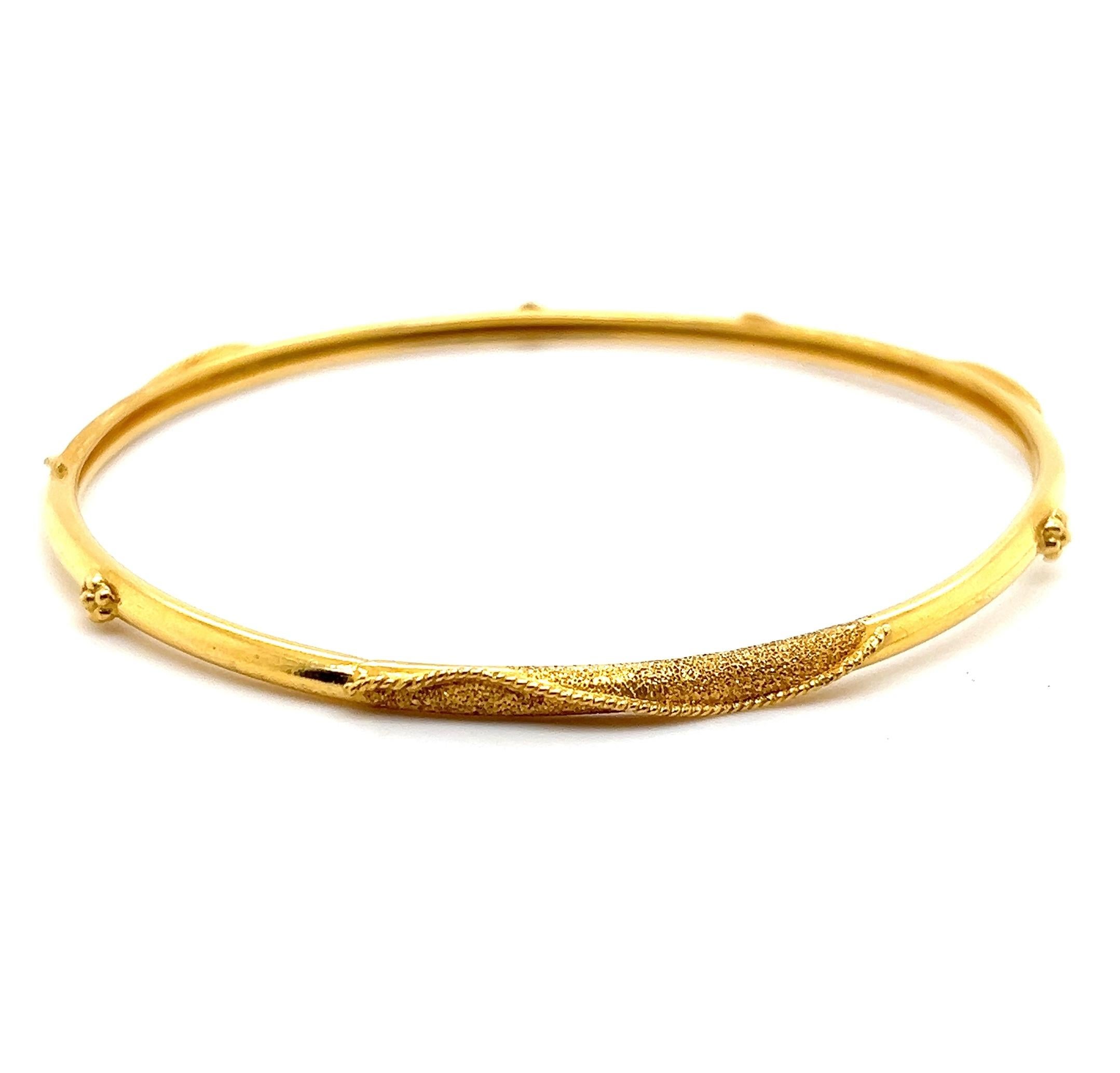 Zeitgenössisches orientalisches Armreif-Set aus 18k-22k Gelbgold im Angebot 1