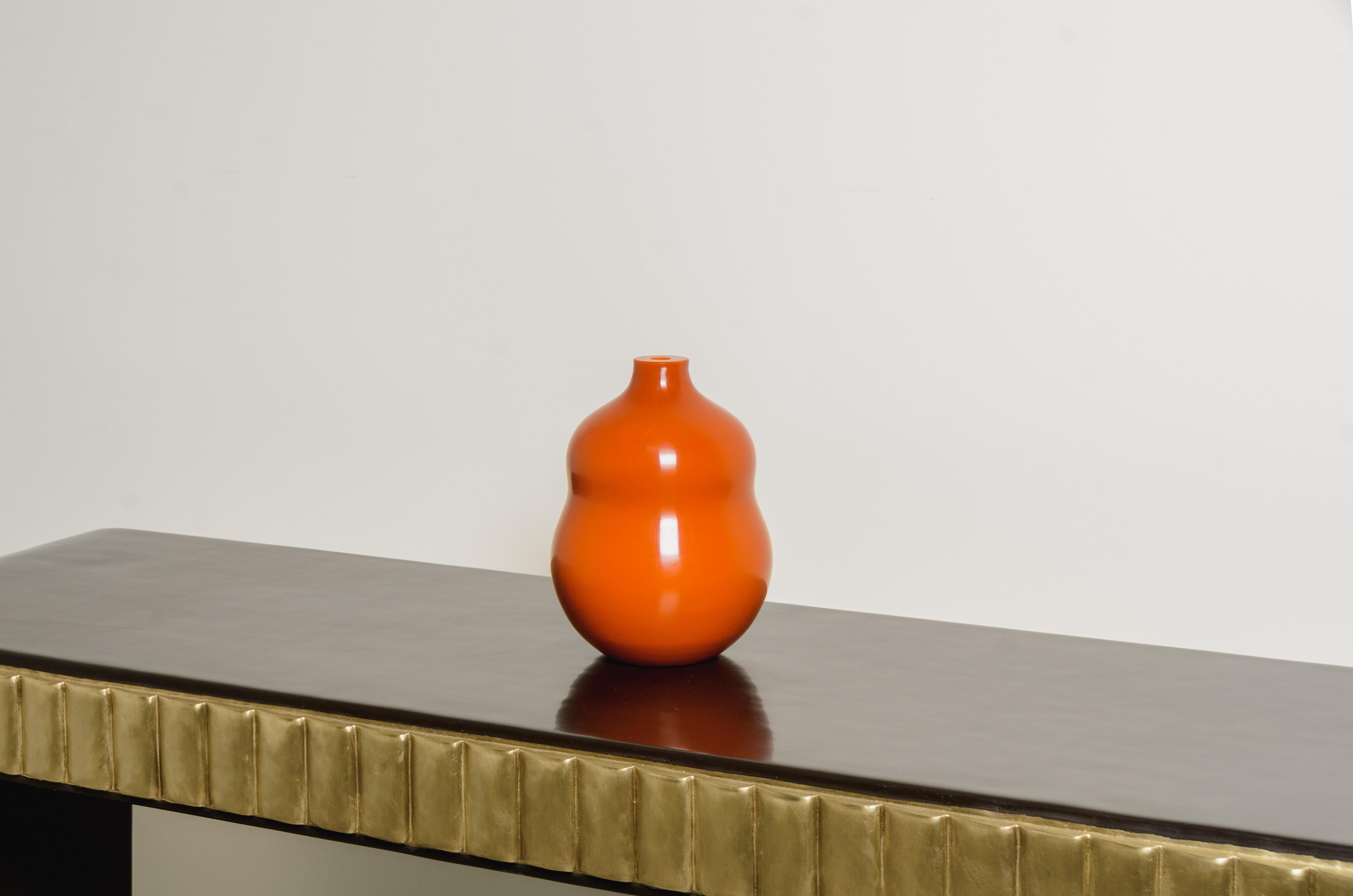 Vaso di zucca
Mila
Vetro di Pechino
Vetro soffiato a mano
Scolpito a mano
Edizione limitata

Il vetro di Pechino si riferisce all'arte vetraria di alta qualità prodotta dai laboratori imperiali e commerciali di Pechino durante la dinastia Ching, in