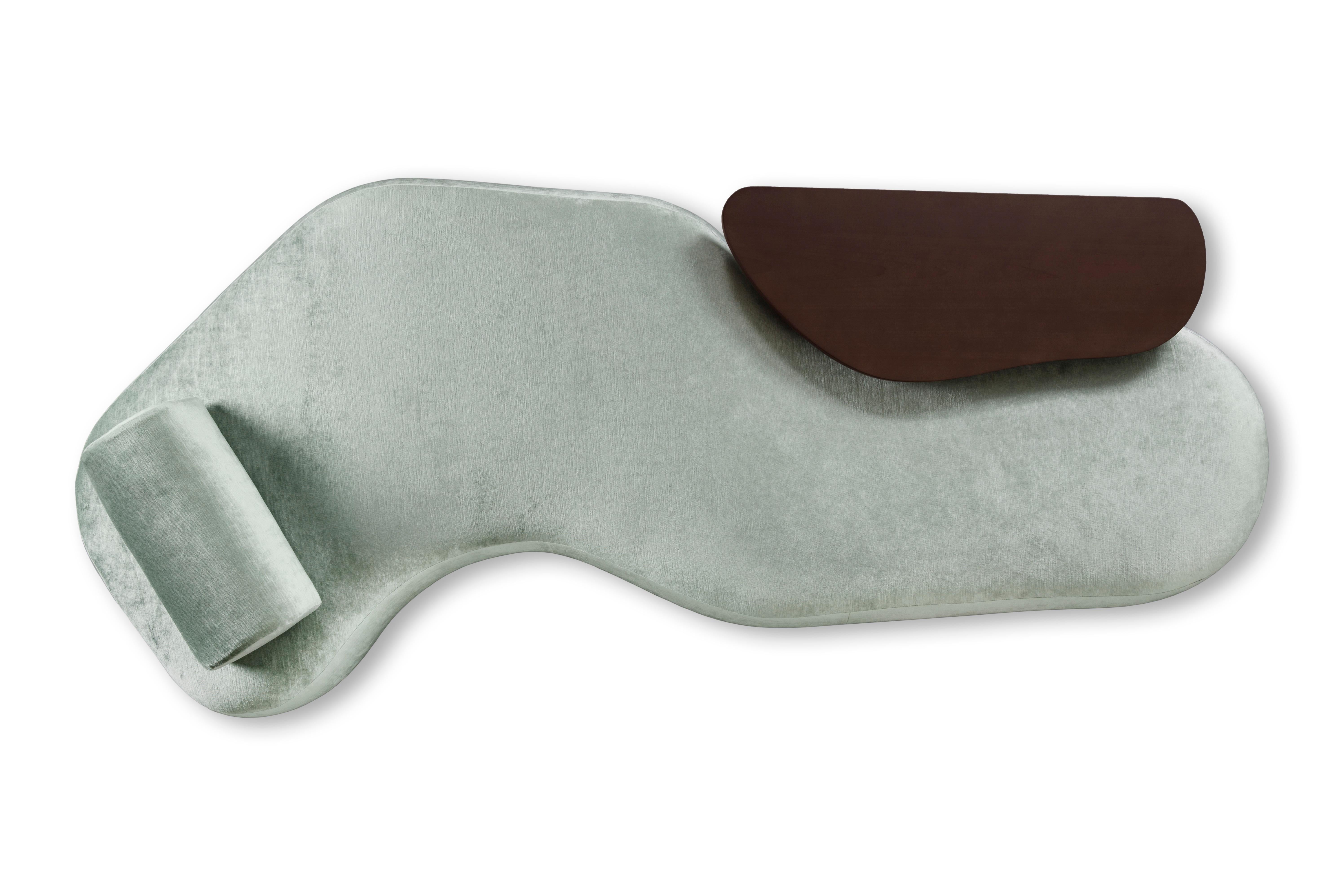 Travail du bois Lit de jour contemporain Minho, velours Dedar, fait à la main au Portugal par Greenapple en vente
