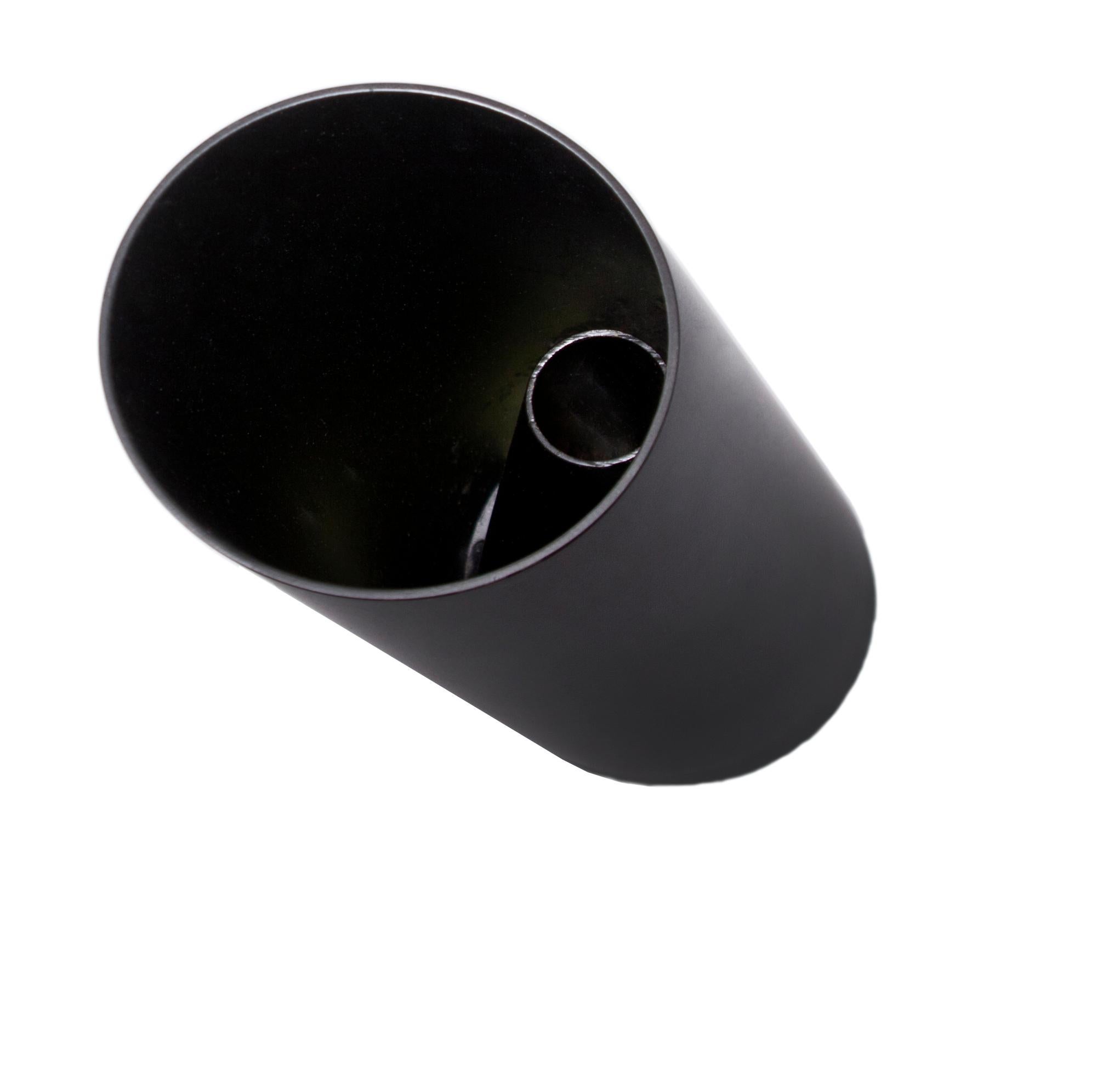 Zwei Vasen in einer, bestehend aus einer Reihe schwarzer, minimalistisch handbemalter Edelstahlrohre in verschiedenen Abmessungen und mit Schrägschnitt. Die zeitgenössische Vase Bana Double kann auf einzigartige Weise einen einzelnen Stiel bis hin