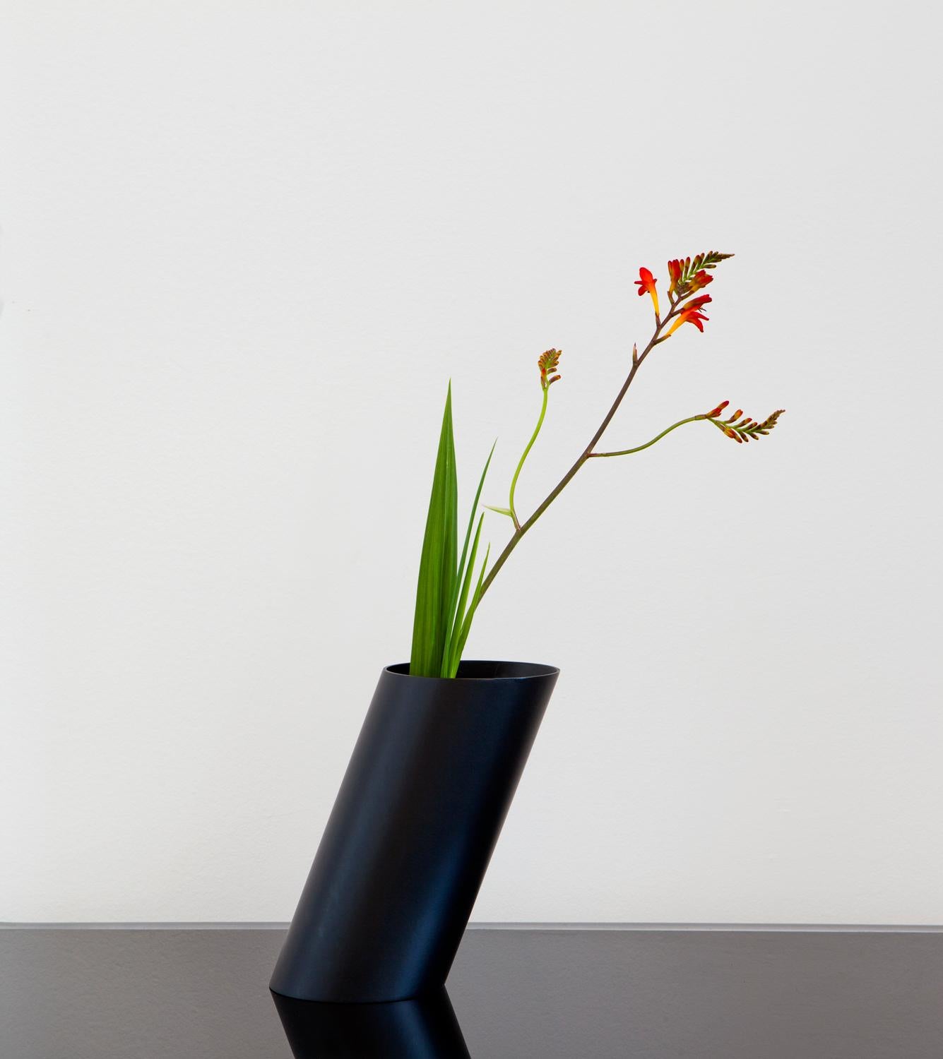 fferrone Contemporary Minimal Double Black Steel Flower Sculptural Vase (Moderne) im Angebot