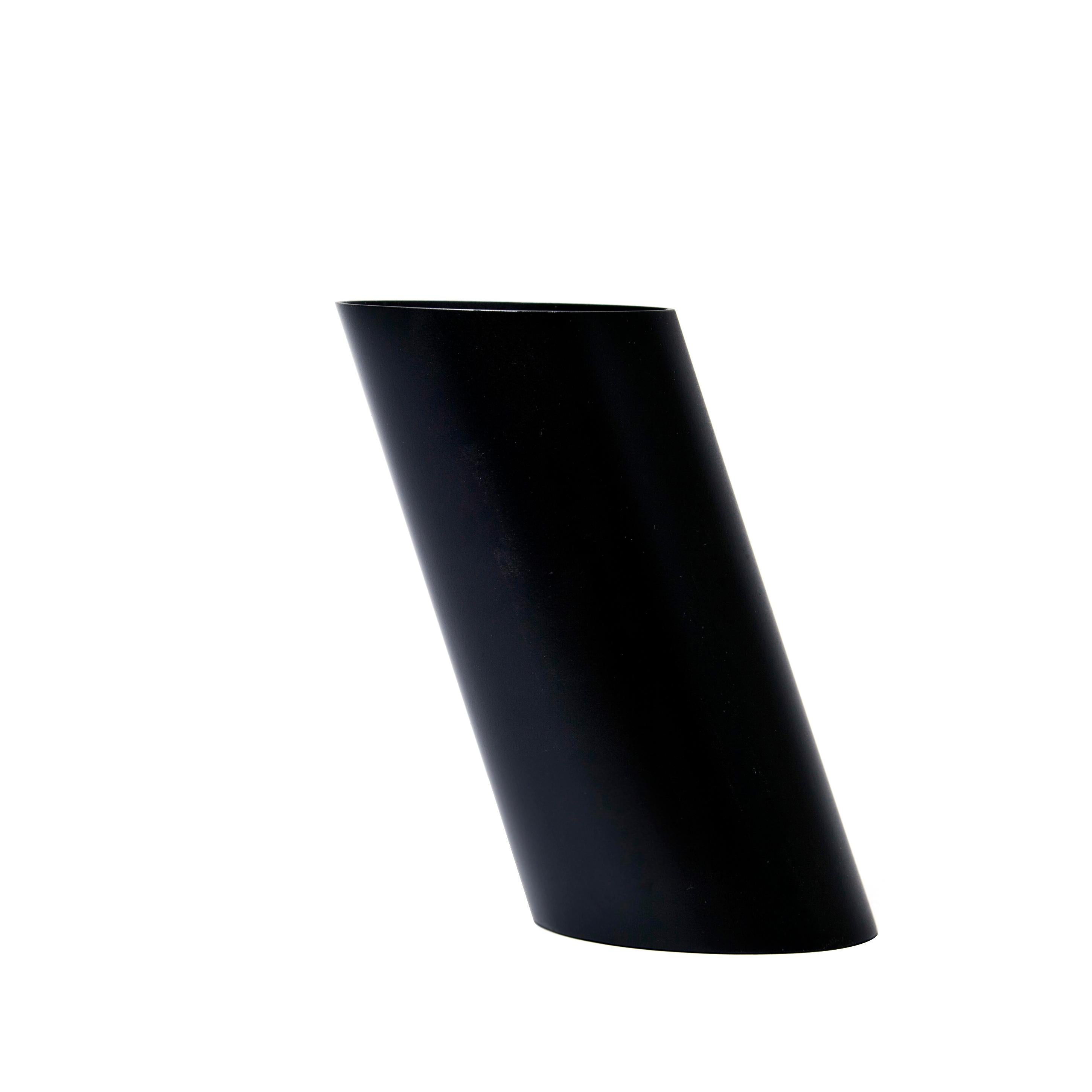 fferrone Contemporary Minimal Double Black Steel Flower Sculptural Vase (Handbemalt) im Angebot