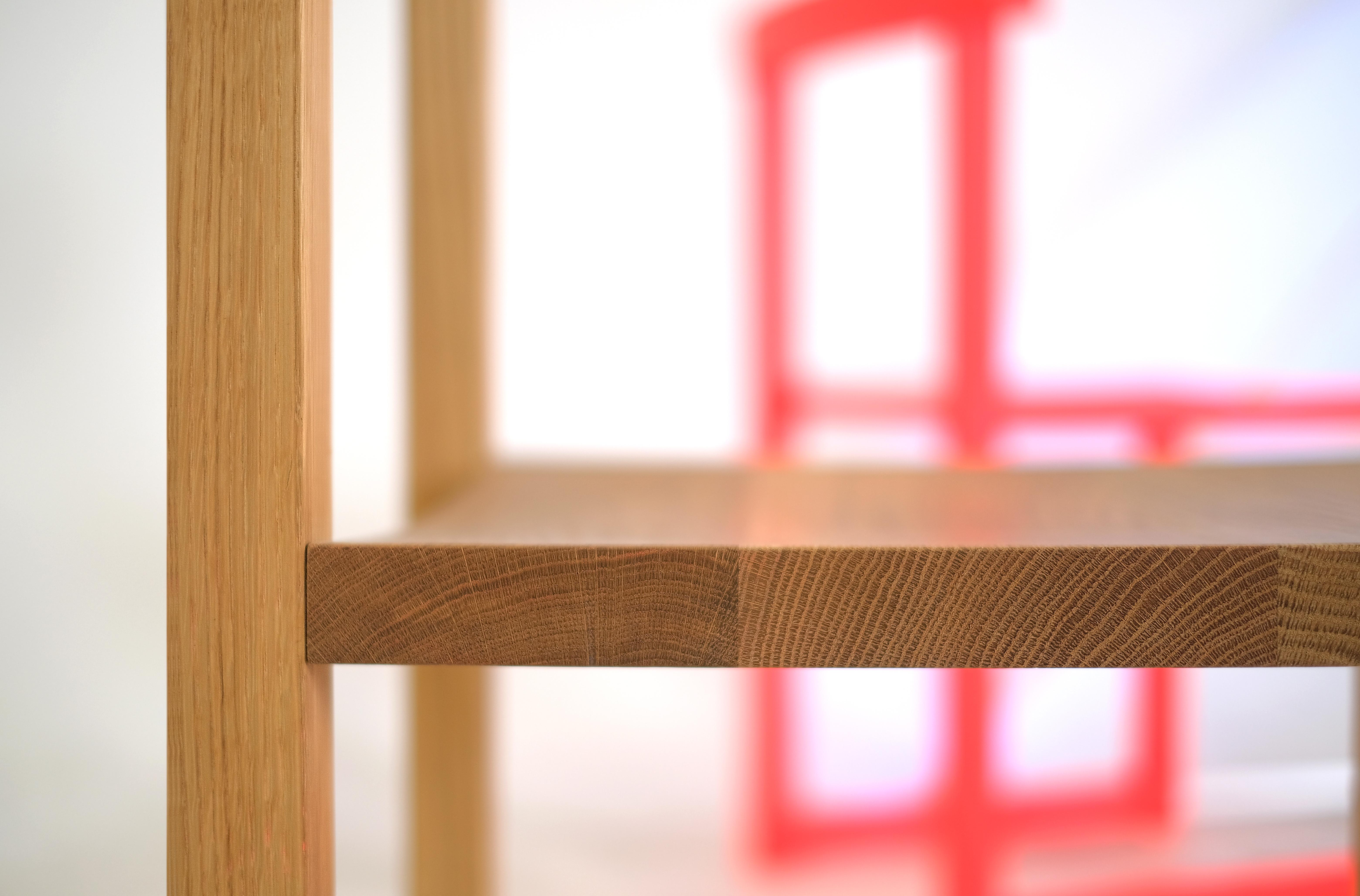 Américain Chaise de salle à manger contemporaine minimaliste et géométrique en bois massif en vente