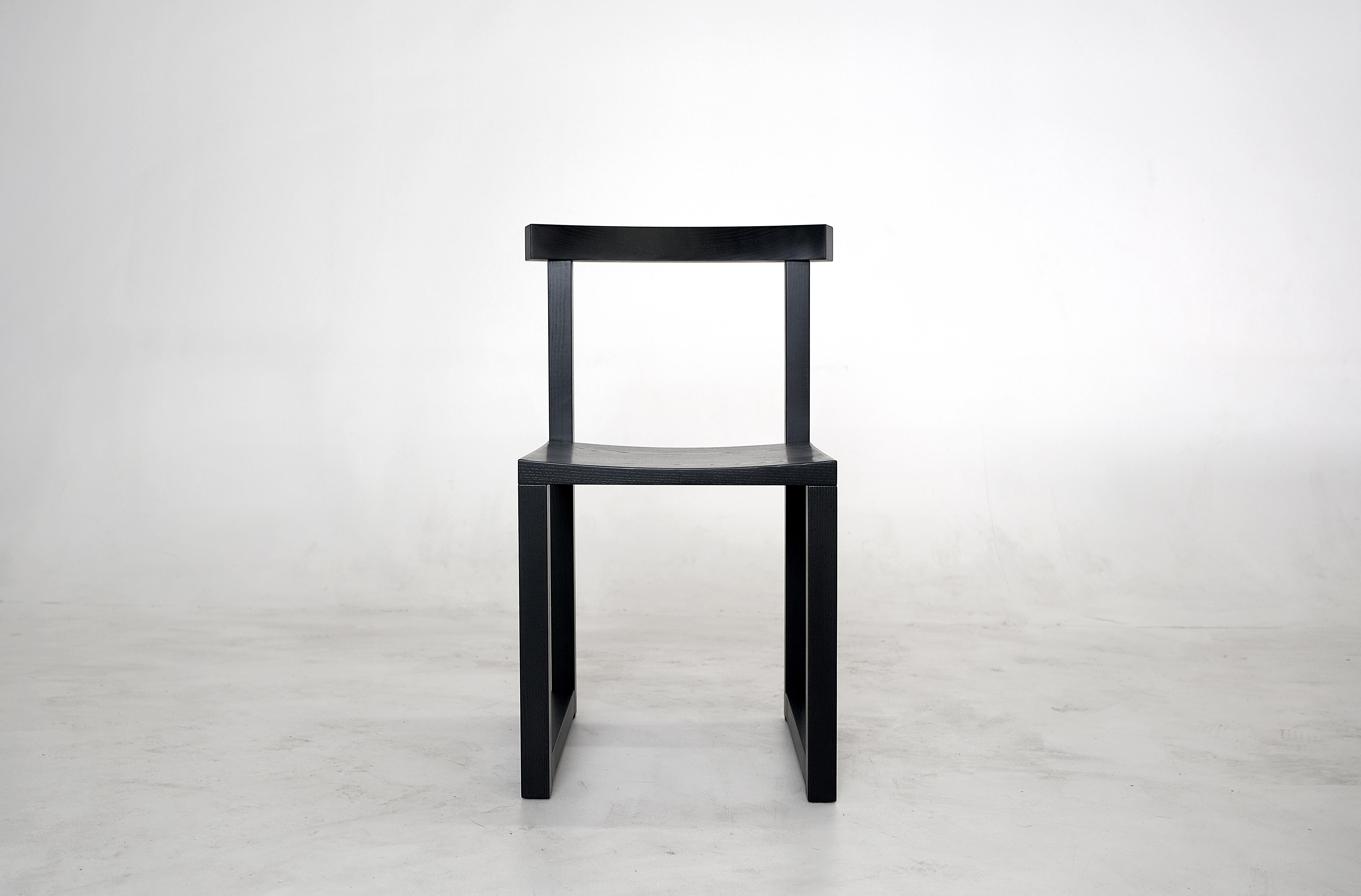 XXIe siècle et contemporain Chaise de salle à manger contemporaine minimaliste et géométrique en bois massif en vente