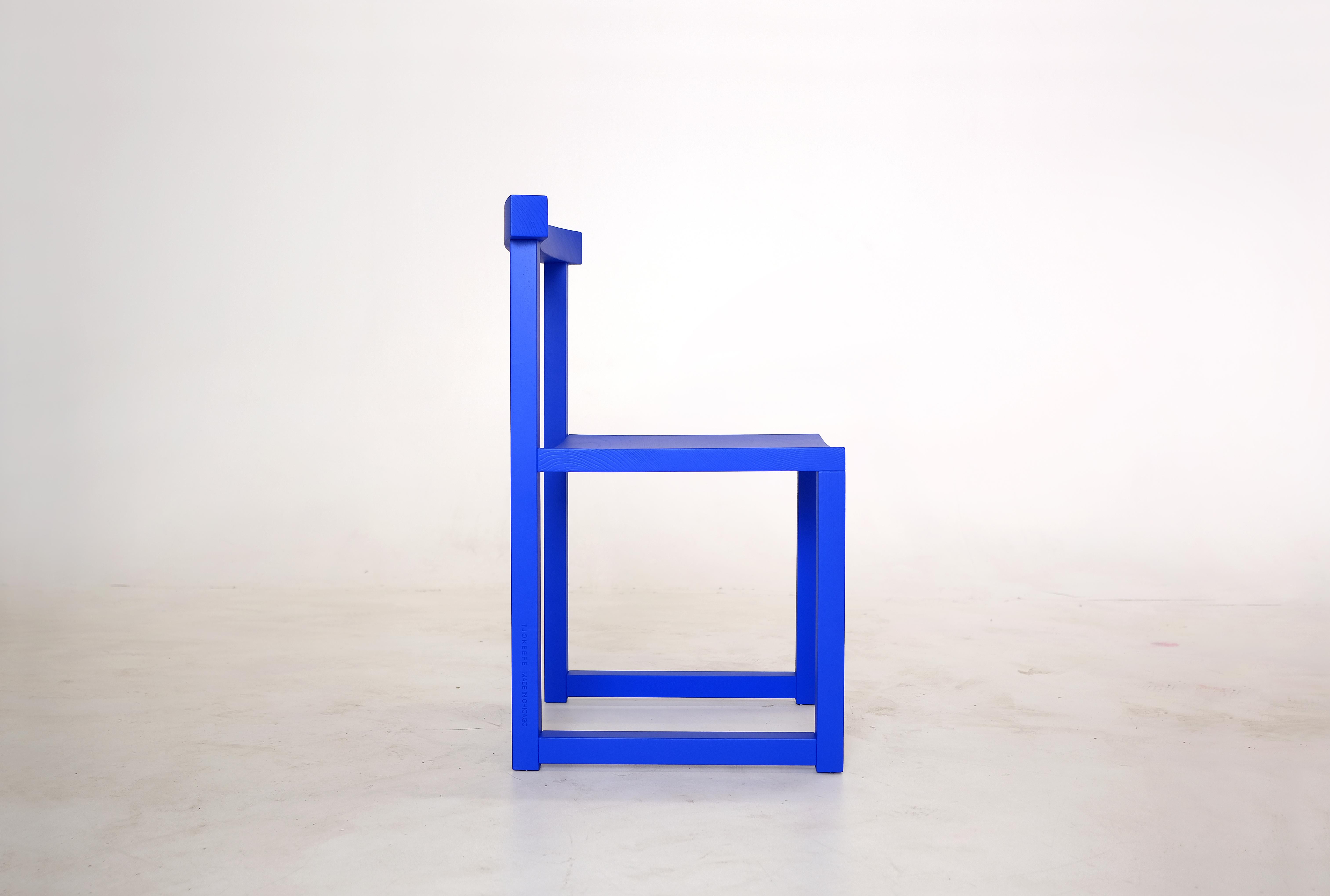 Chaise de salle à manger contemporaine minimaliste et géométrique en bois massif en vente 1