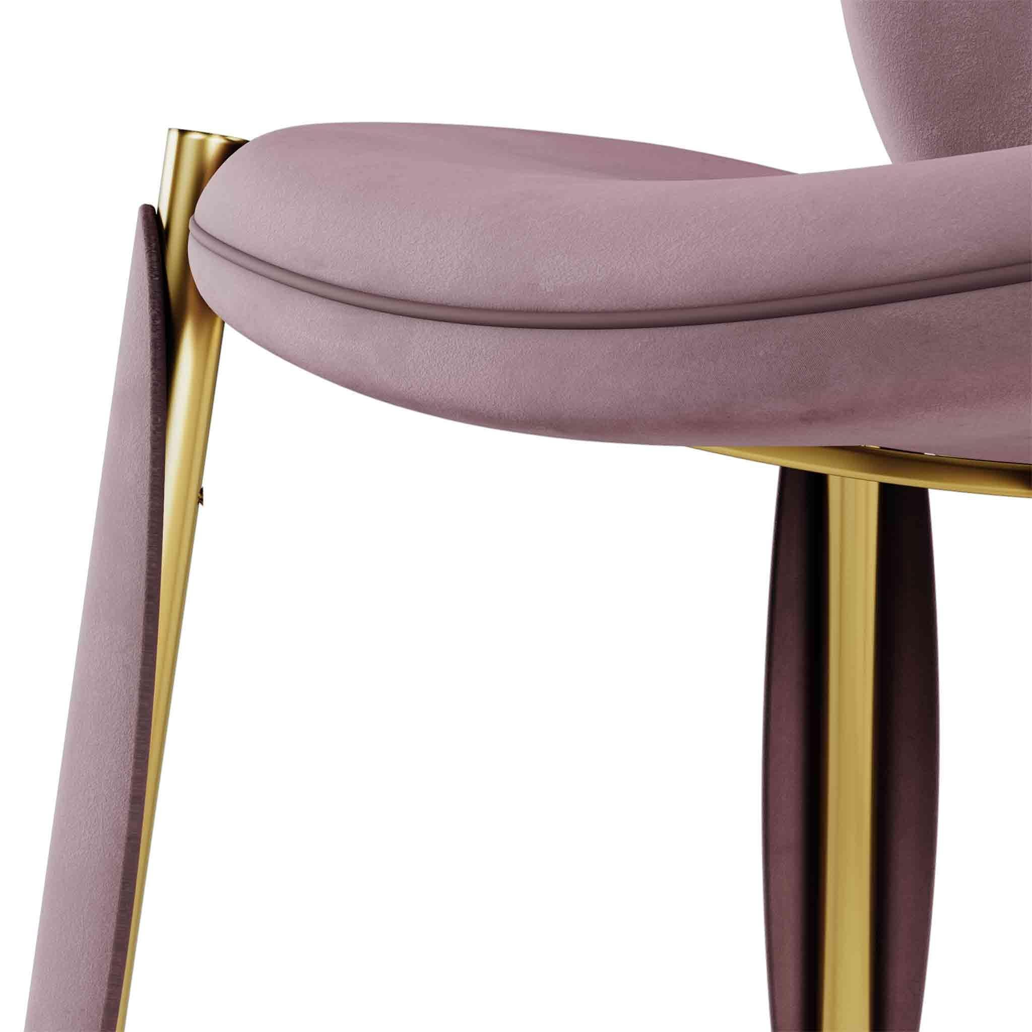 Portugais Chaise de salle à manger contemporaine en velours rose avec structure en laiton poli en vente