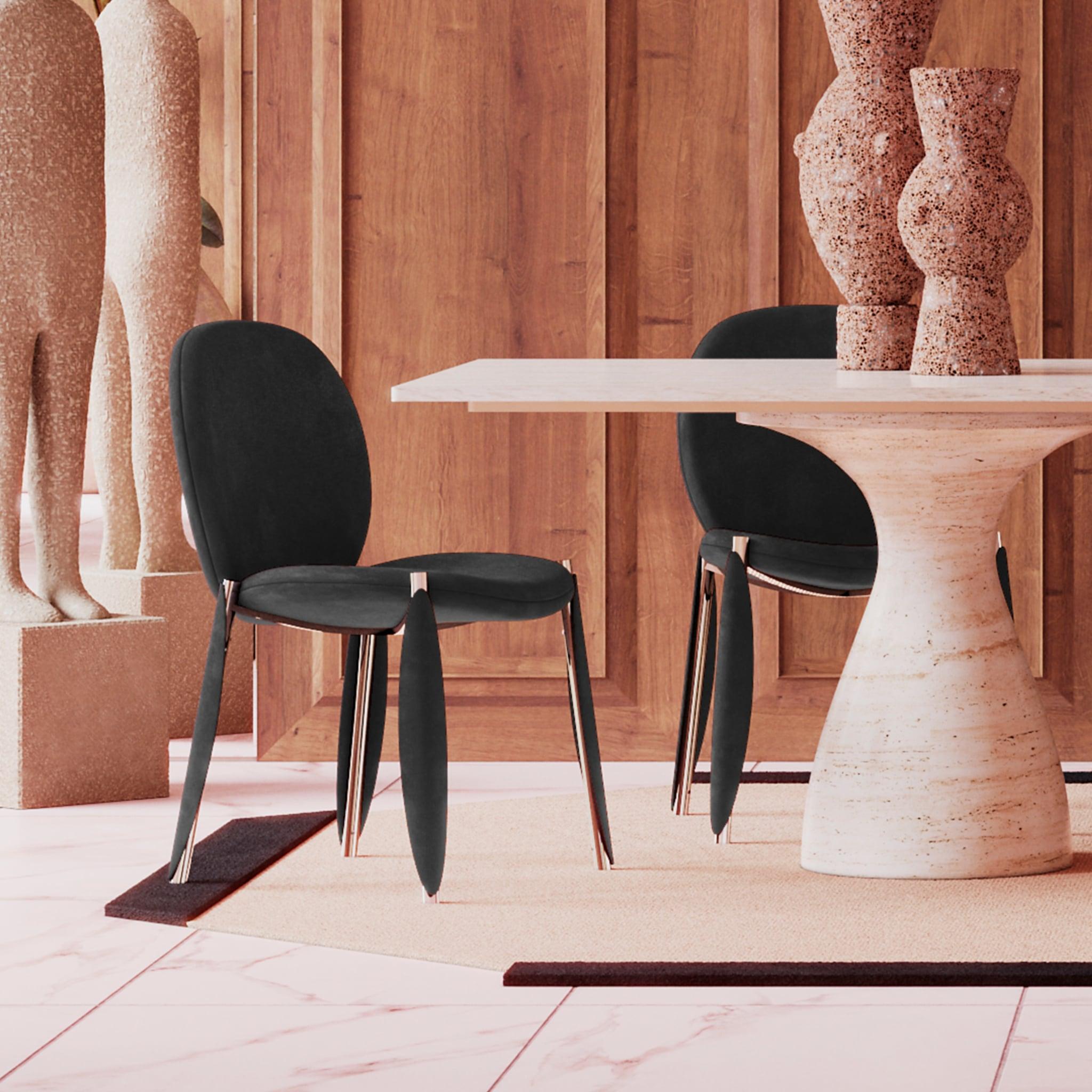 Poli Chaise de salle à manger contemporaine en velours rose avec structure en laiton poli en vente