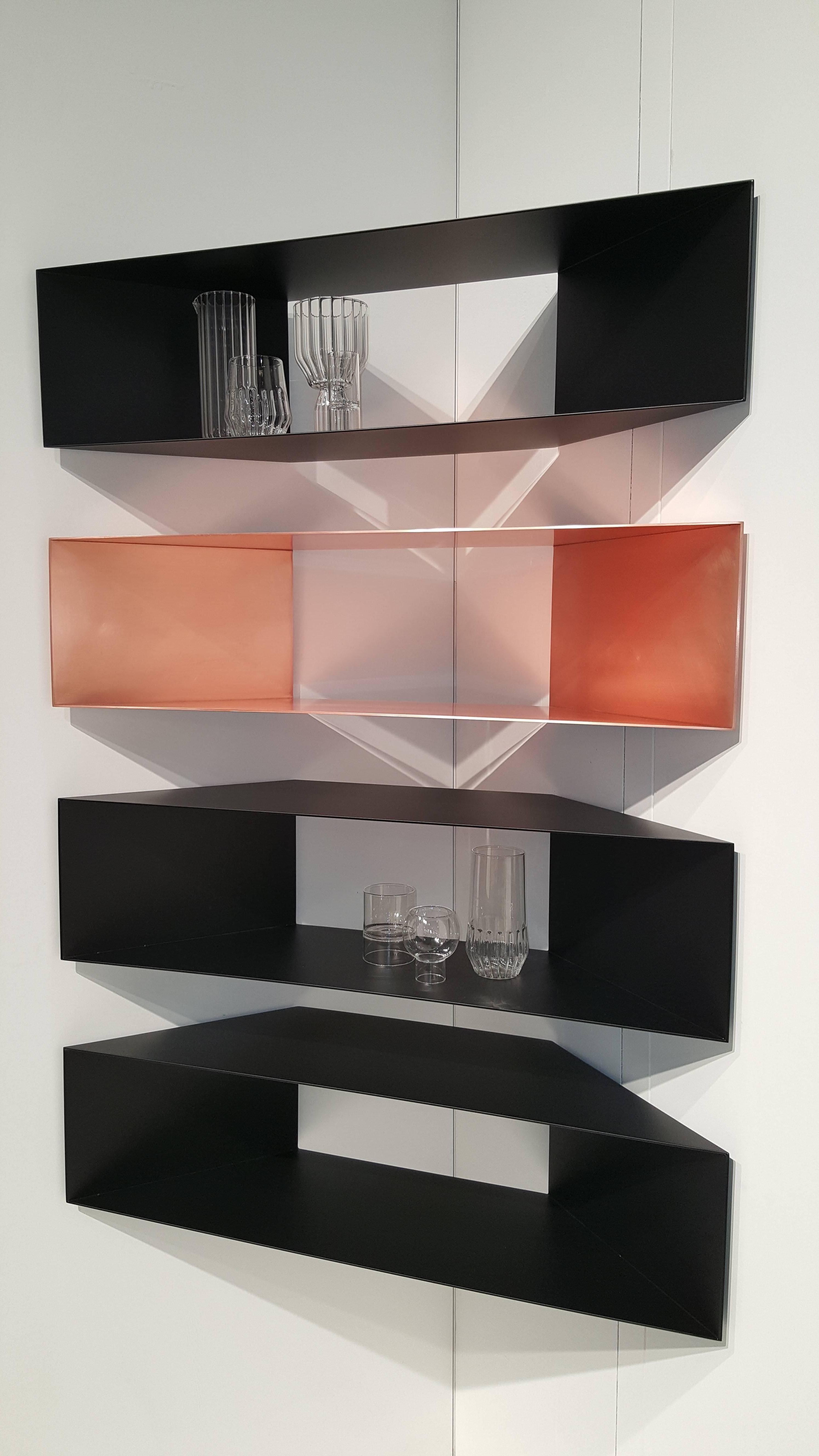 Dieses moderne, skulpturale, minimalistische Eckregal aus Kupfermetall ist perfekt für jeden Raum, sei es ein Wohnzimmer, ein Büro oder ein Badezimmer.

Vorrätig: Diese minimalistischen Kupferregale, die einzeln oder in einer Reihe aufgestellt