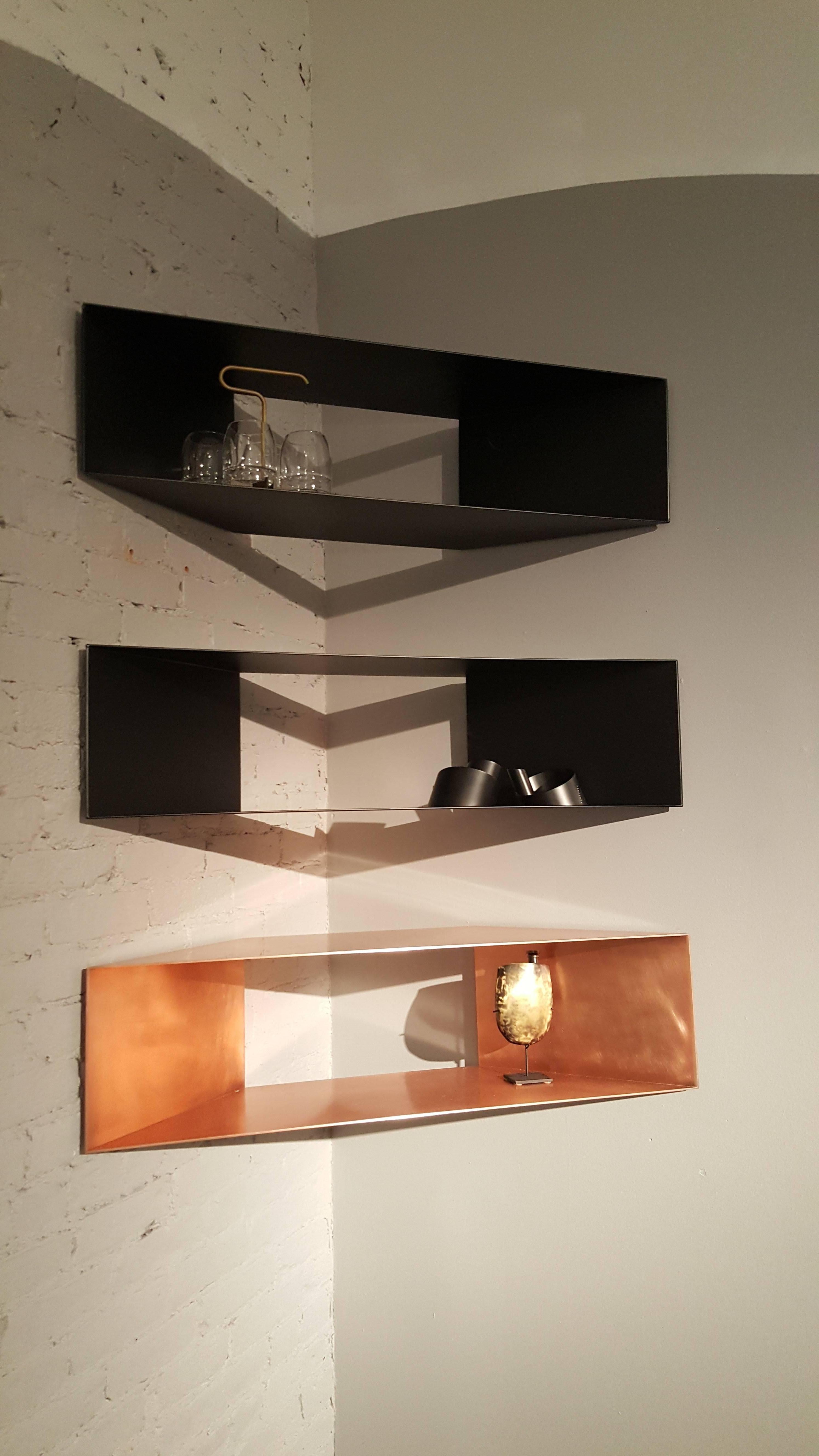 Américain Étagères d'angle contemporaines, minimalistes et sculpturales en métal cuivré, États-Unis, en stock en vente