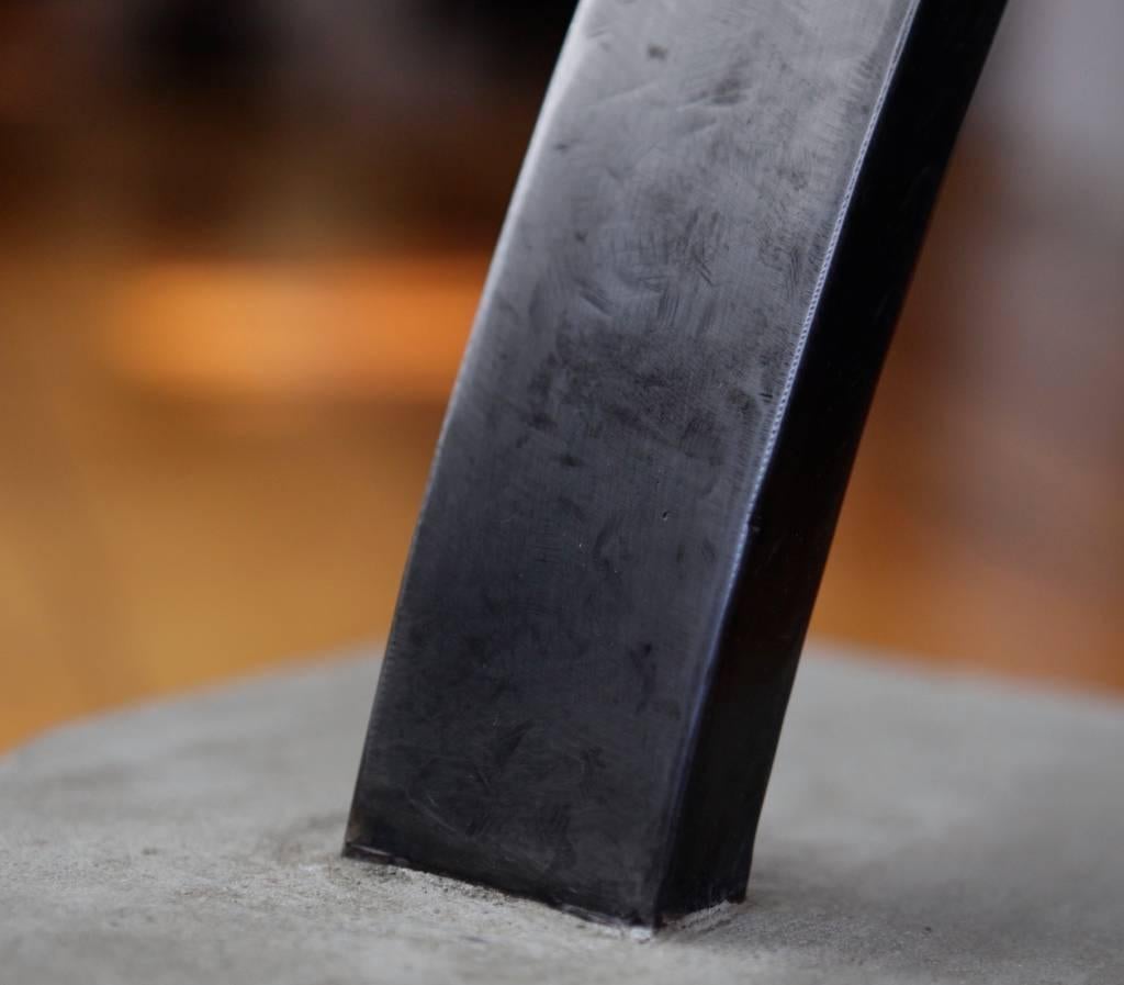 Minimaliste Table contemporaine minimaliste en acier noirci et verre moulé de Scott Gordon en vente