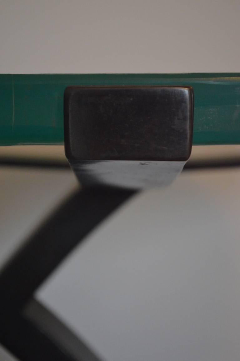 Moulage Table contemporaine minimaliste en acier noirci et verre moulé de Scott Gordon en vente