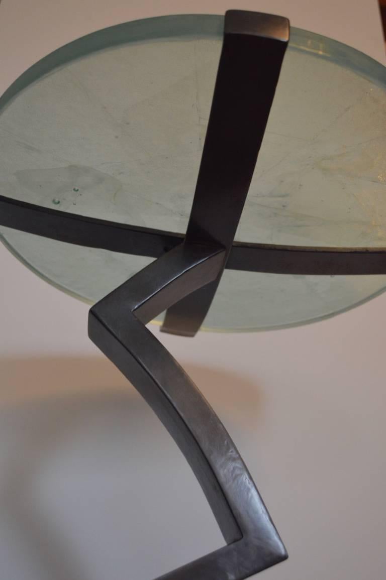 Verre Table contemporaine minimaliste en acier noirci et verre moulé de Scott Gordon en vente