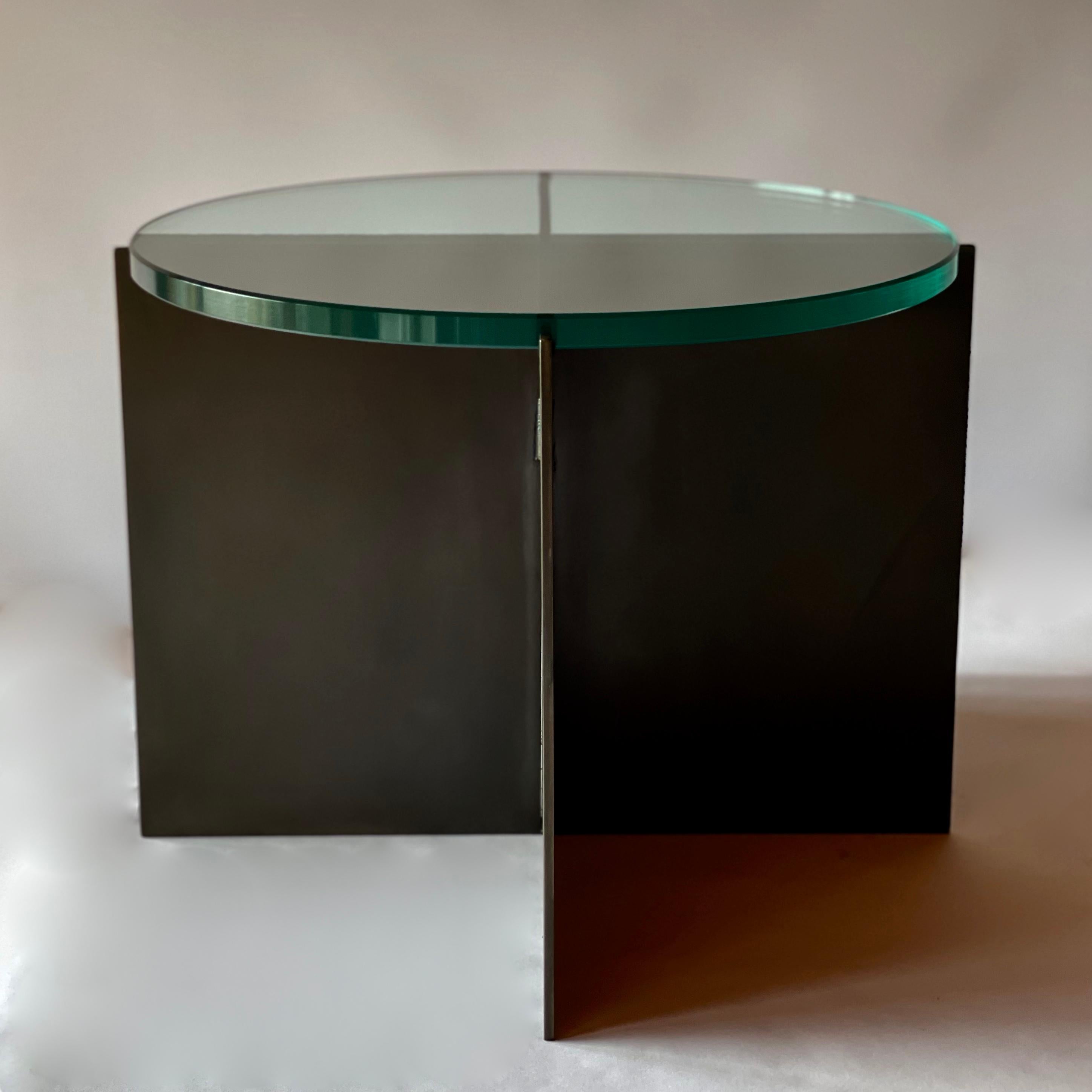 Zeitgenössischer minimalistischer Beistelltisch aus geschwärztem Stahl und Glas von Scott Gordon (Minimalistisch) im Angebot