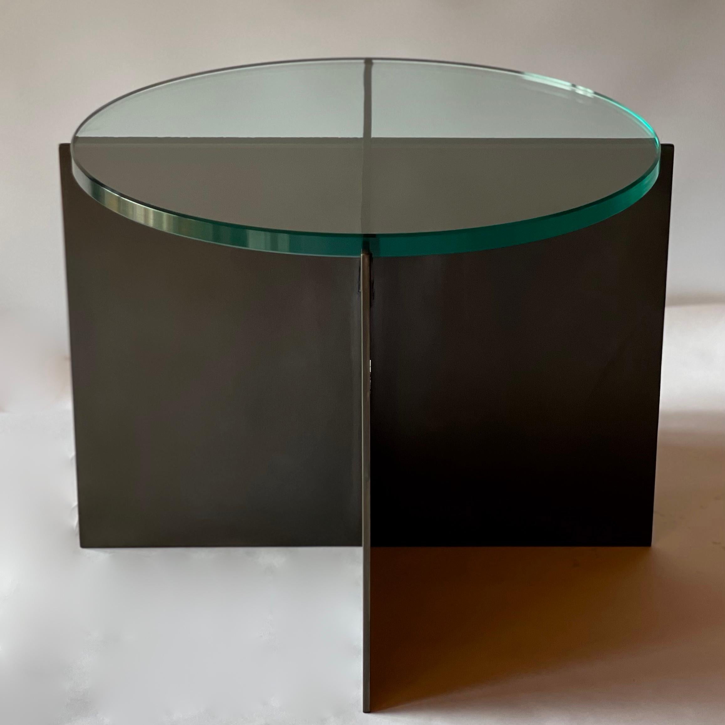 Zeitgenössischer minimalistischer Beistelltisch aus geschwärztem Stahl und Glas von Scott Gordon (amerikanisch) im Angebot
