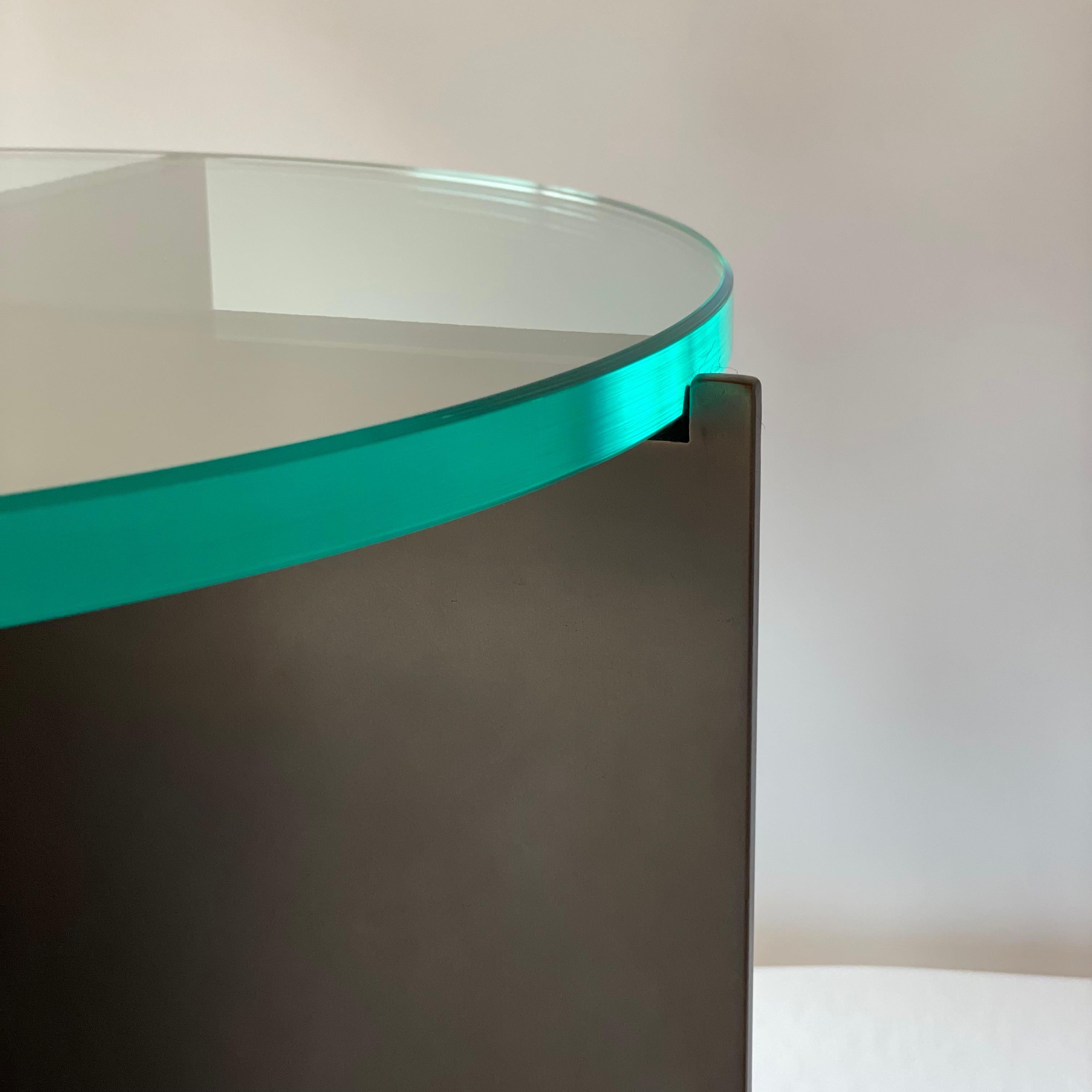 Zeitgenössischer minimalistischer Beistelltisch aus geschwärztem Stahl und Glas von Scott Gordon (Geschwärzt) im Angebot