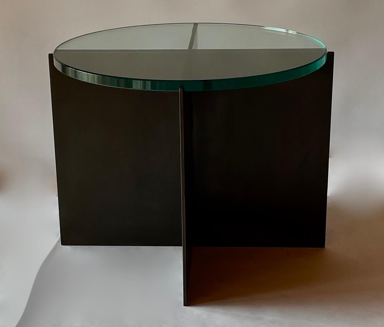 Zeitgenössischer minimalistischer Beistelltisch aus geschwärztem Stahl und Glas von Scott Gordon im Zustand „Neu“ im Angebot in Sharon, VT