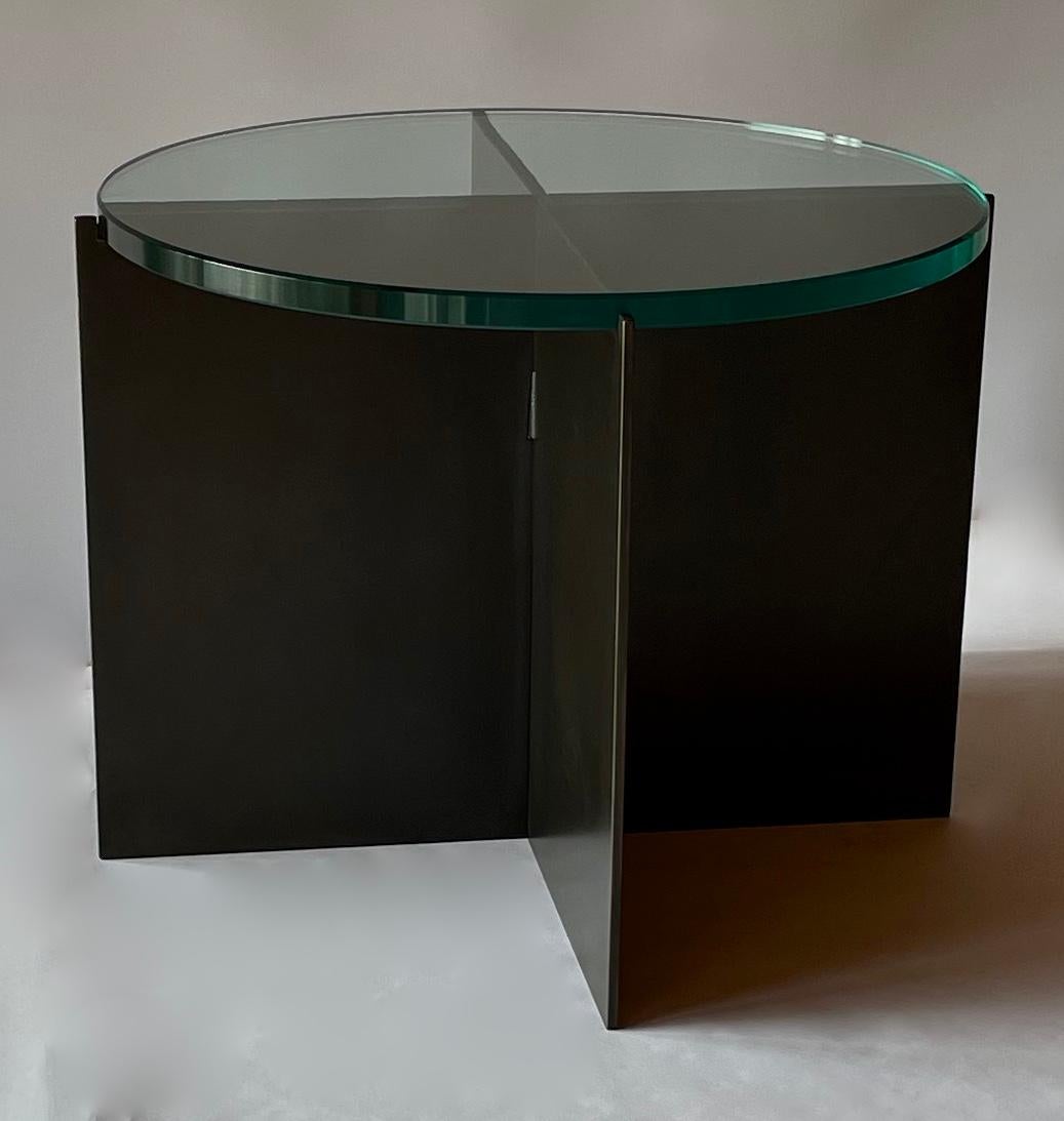 Zeitgenössischer minimalistischer Beistelltisch aus geschwärztem Stahl und Glas von Scott Gordon (21. Jahrhundert und zeitgenössisch) im Angebot