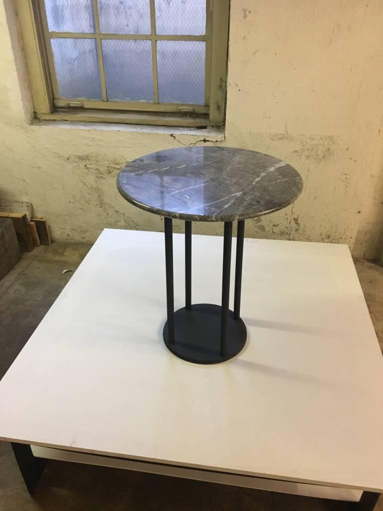 Minimaliste Table contemporaine minimaliste en acier noirci et marbre de Scott Gordon en vente