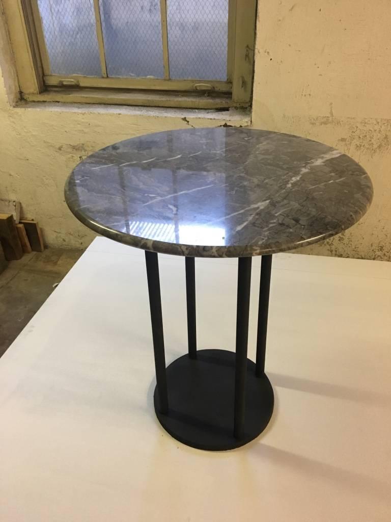 Américain Table contemporaine minimaliste en acier noirci et marbre de Scott Gordon en vente