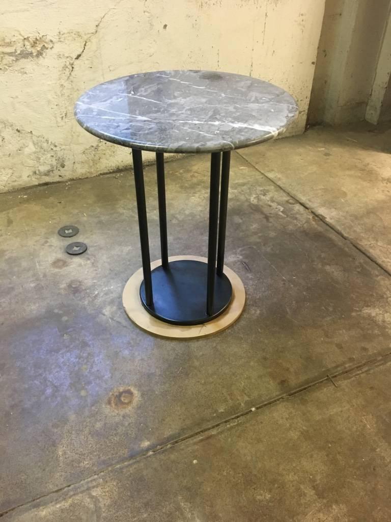 Acier Table contemporaine minimaliste en acier noirci et marbre de Scott Gordon en vente