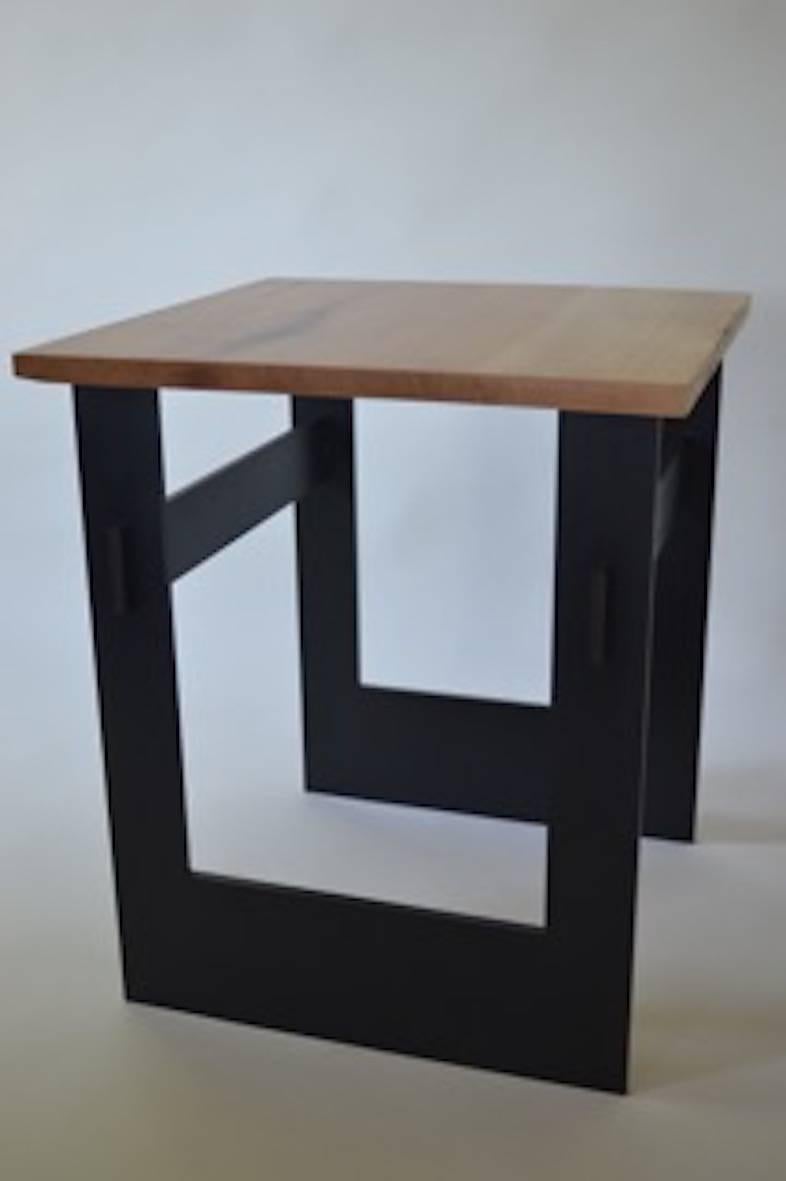 Zeitgenössischer minimalistischer Beistell-/Beistelltisch aus geschwärztem Stahl und Holz von Scott Gordon (Minimalistisch) im Angebot
