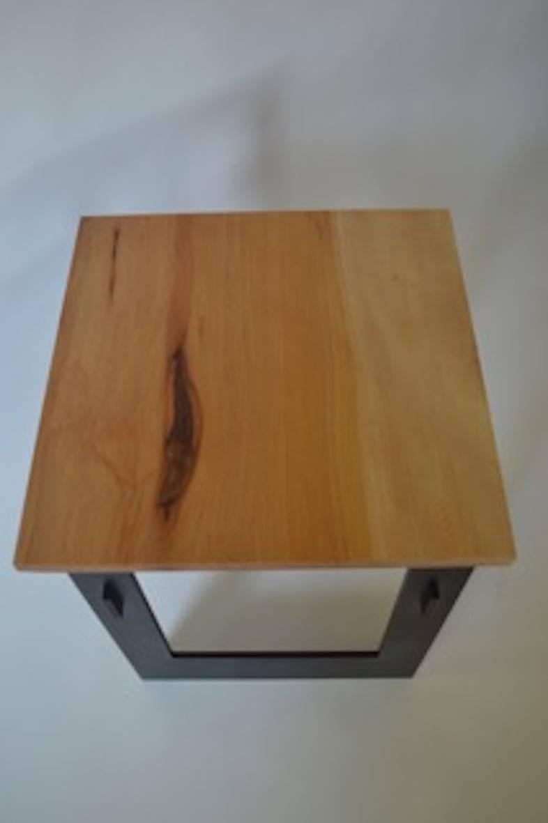 Zeitgenössischer minimalistischer Beistell-/Beistelltisch aus geschwärztem Stahl und Holz von Scott Gordon (amerikanisch) im Angebot