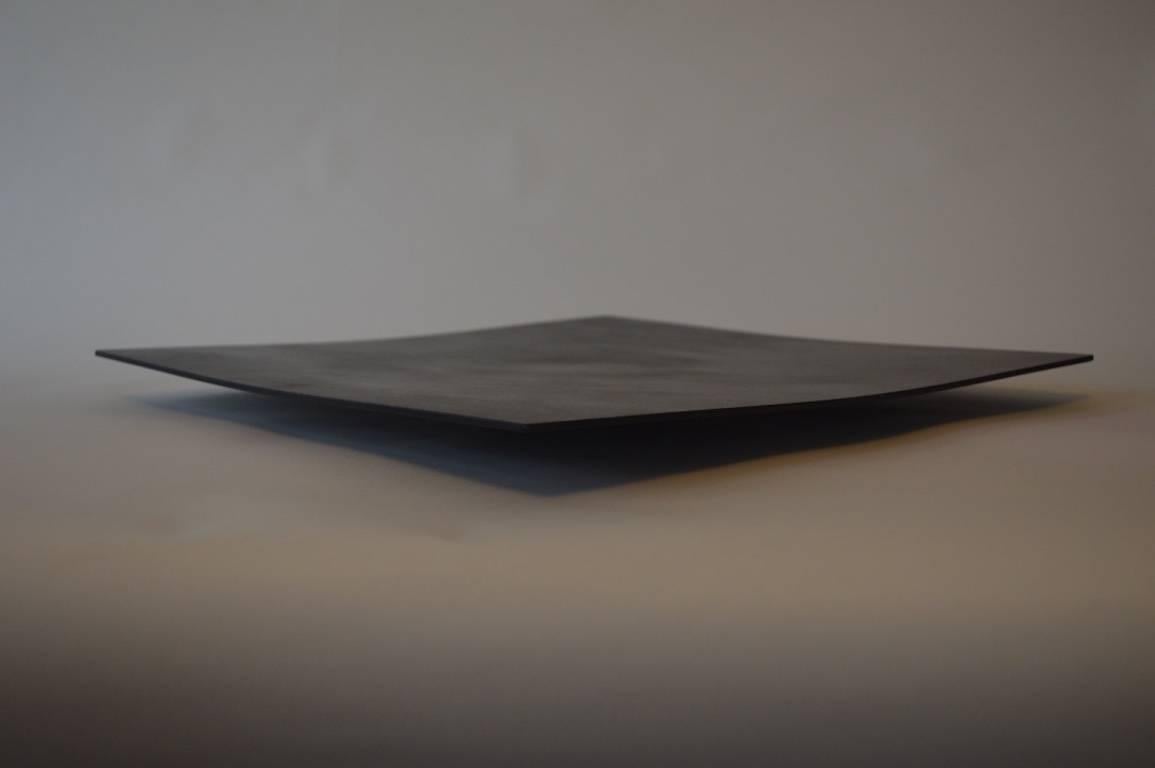 Das gerollte Tablett, ein Originaldesign, das exklusiv von Vermontica angeboten wird, wird von Scott Gordon in Vermont entworfen und hergestellt. Eine zarte, komplexe Kurve auf einem 16-Zoll-Quadrat aus geschwärztem Stahl.



    