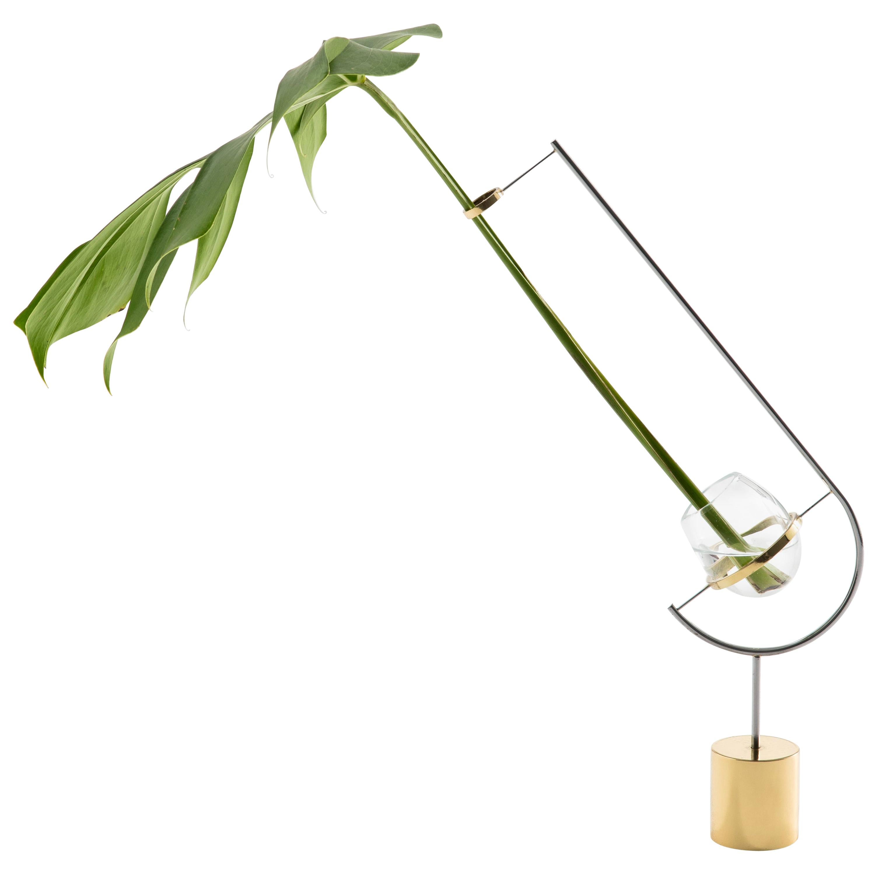 Vase solitaire contemporain minimaliste en laiton et verre V3 en vente