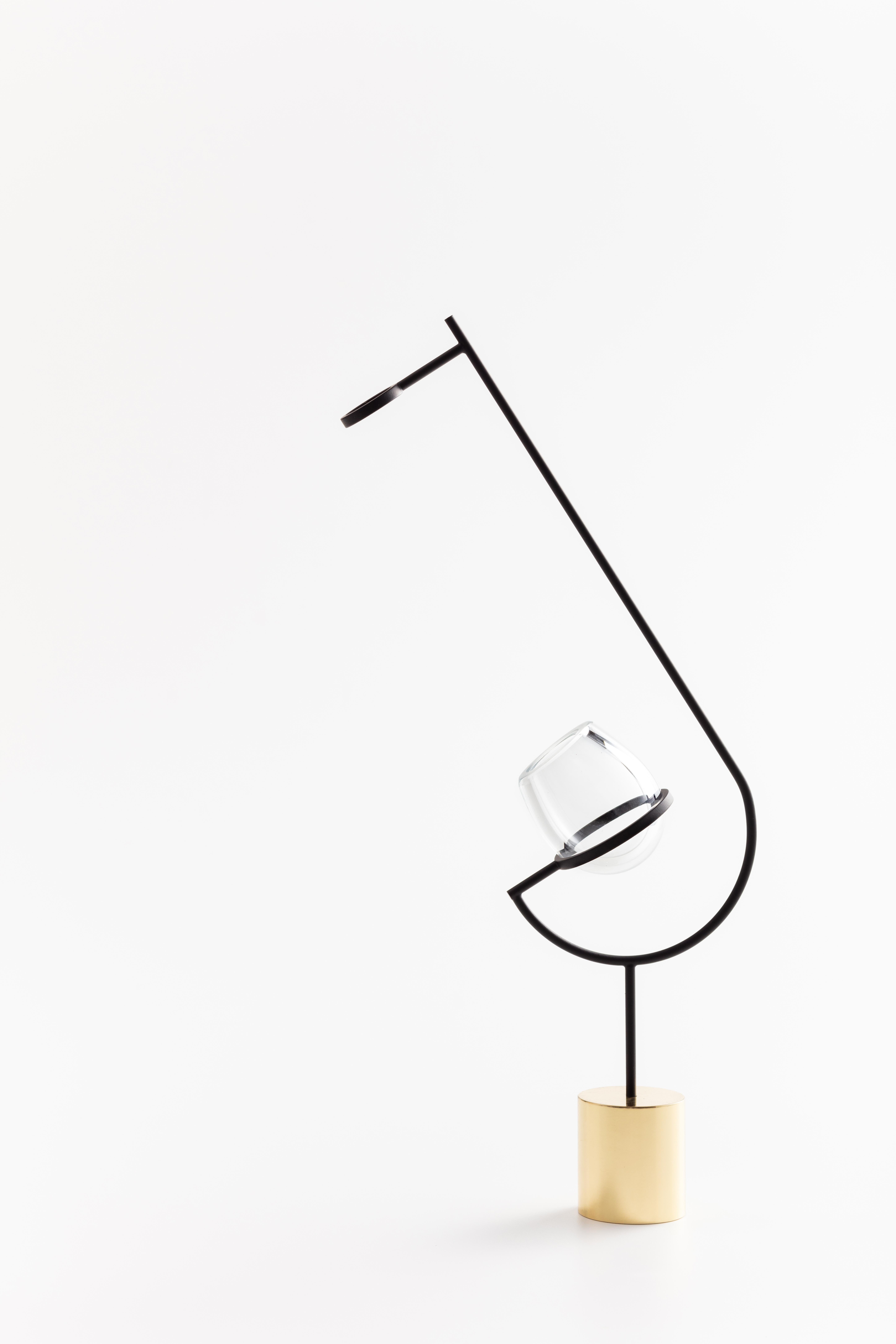 Style international Vase solitaire contemporain minimaliste doré/noir et en verre V3 en vente