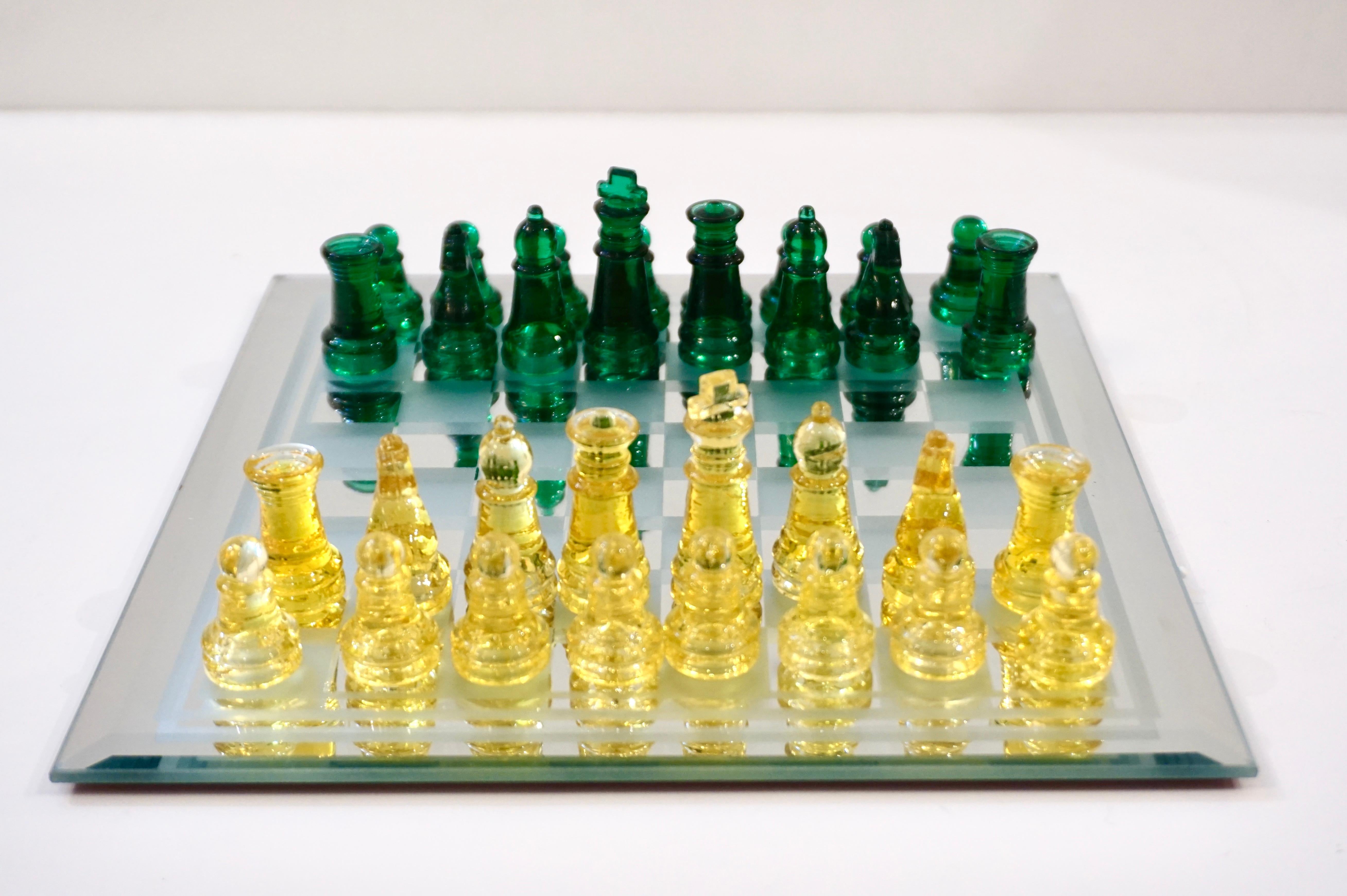 Contemporary Minimalist Green & Yellow Murano Glass Chess Set on Mirrored Board 3