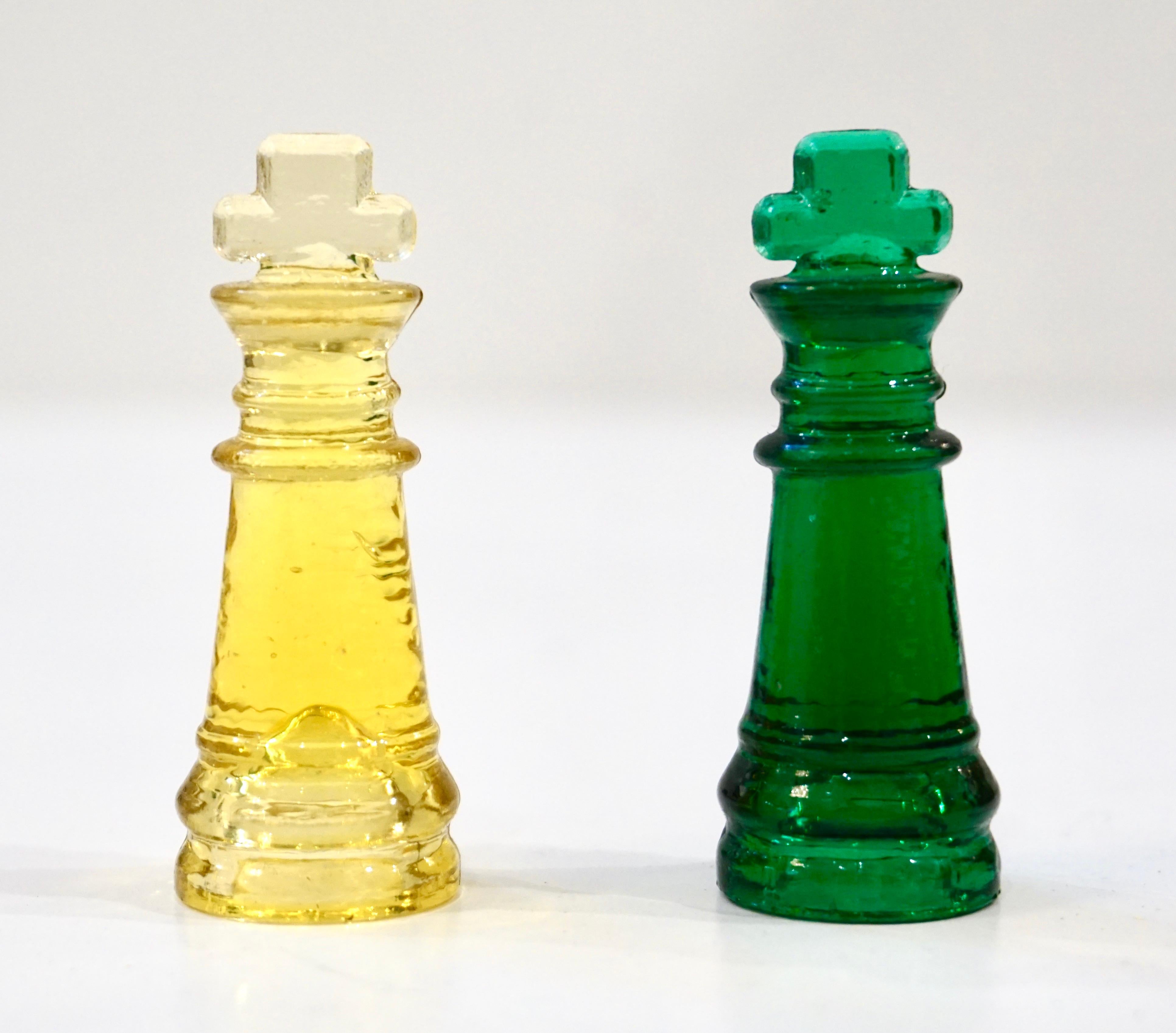 Italian Contemporary Minimalist Green & Yellow Murano Glass Chess Set on Mirrored Board