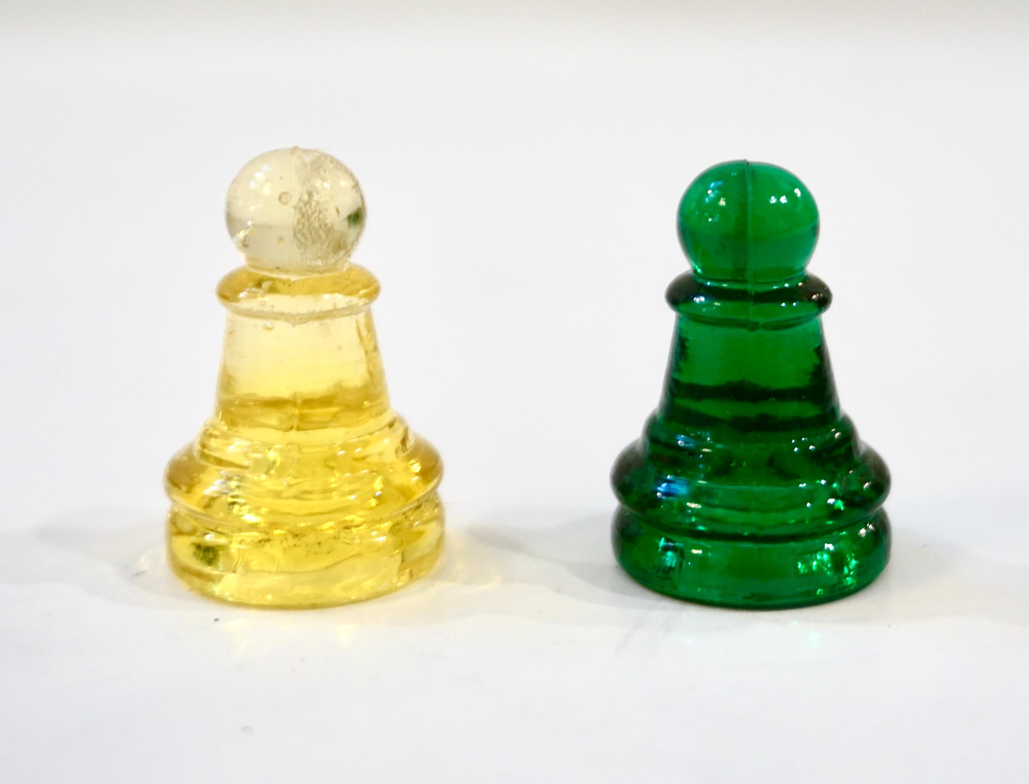 Contemporary Minimalist Green & Yellow Murano Glass Chess Set on Mirrored Board In New Condition In New York, NY