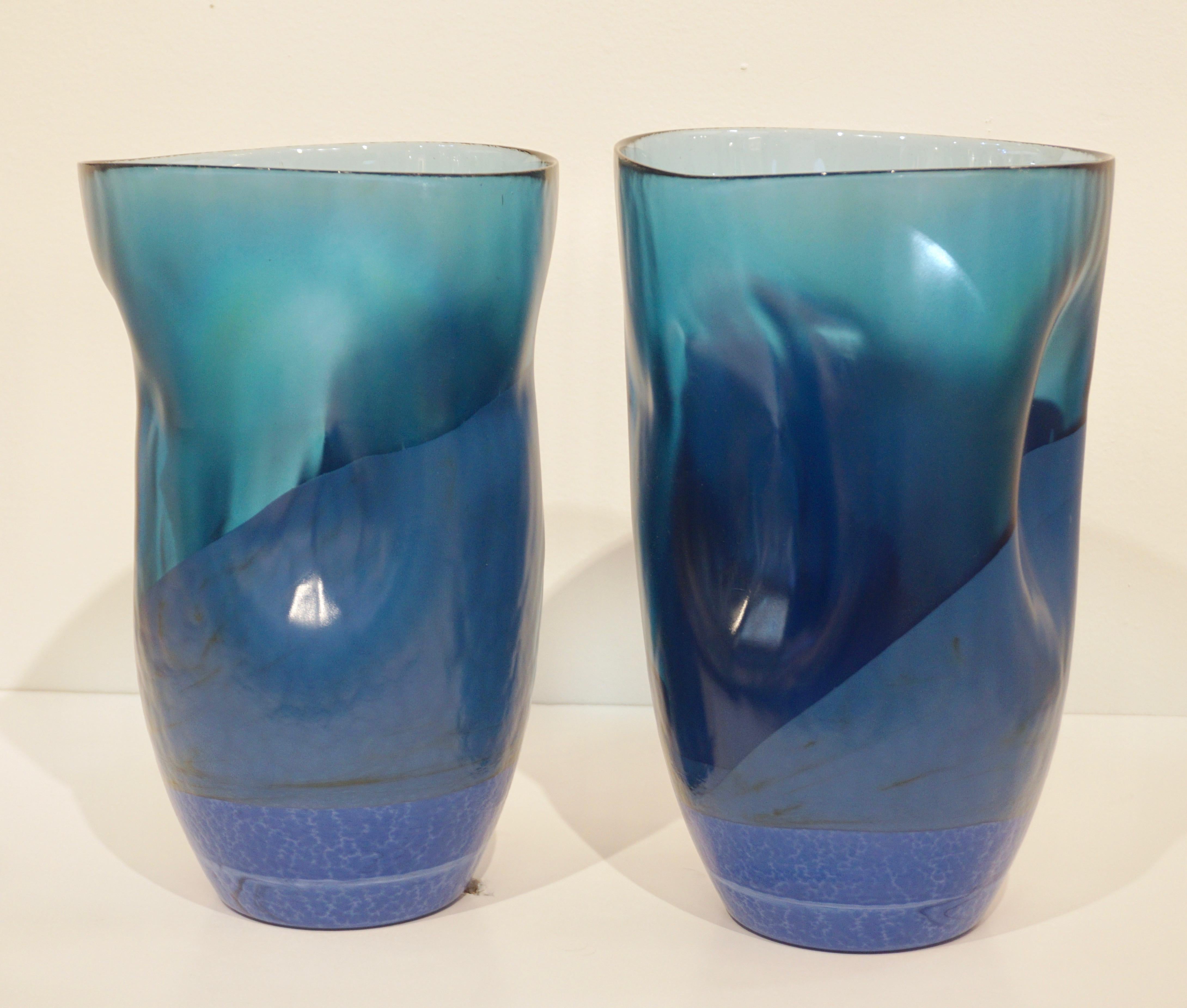 Contemporary Minimalist Iridiscent Royal Blue Murano Glass Pair of Modern Vases For Sale 2