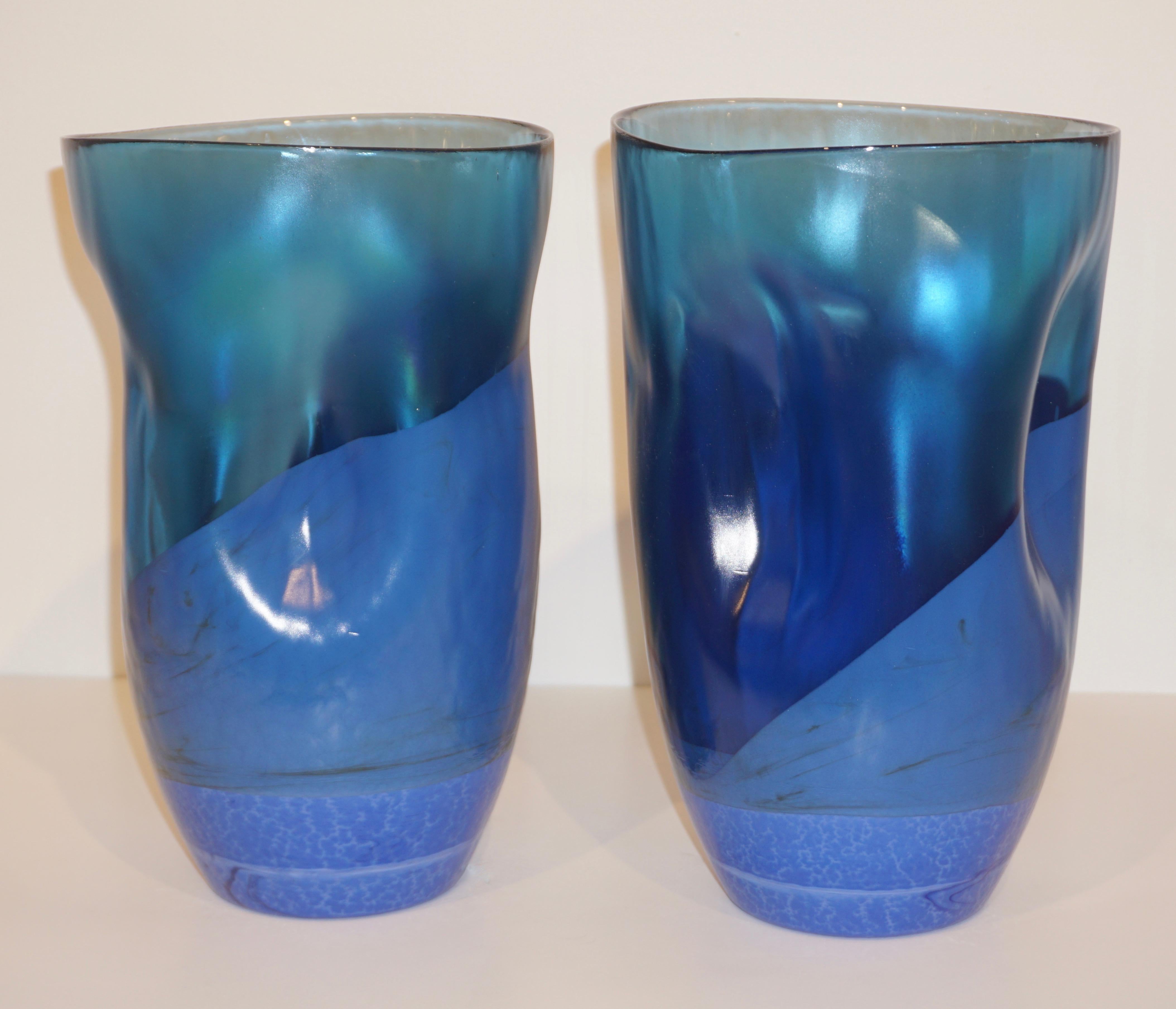 Contemporary Minimalist Iridiscent Royal Blue Murano Glass Pair of Modern Vases For Sale 3