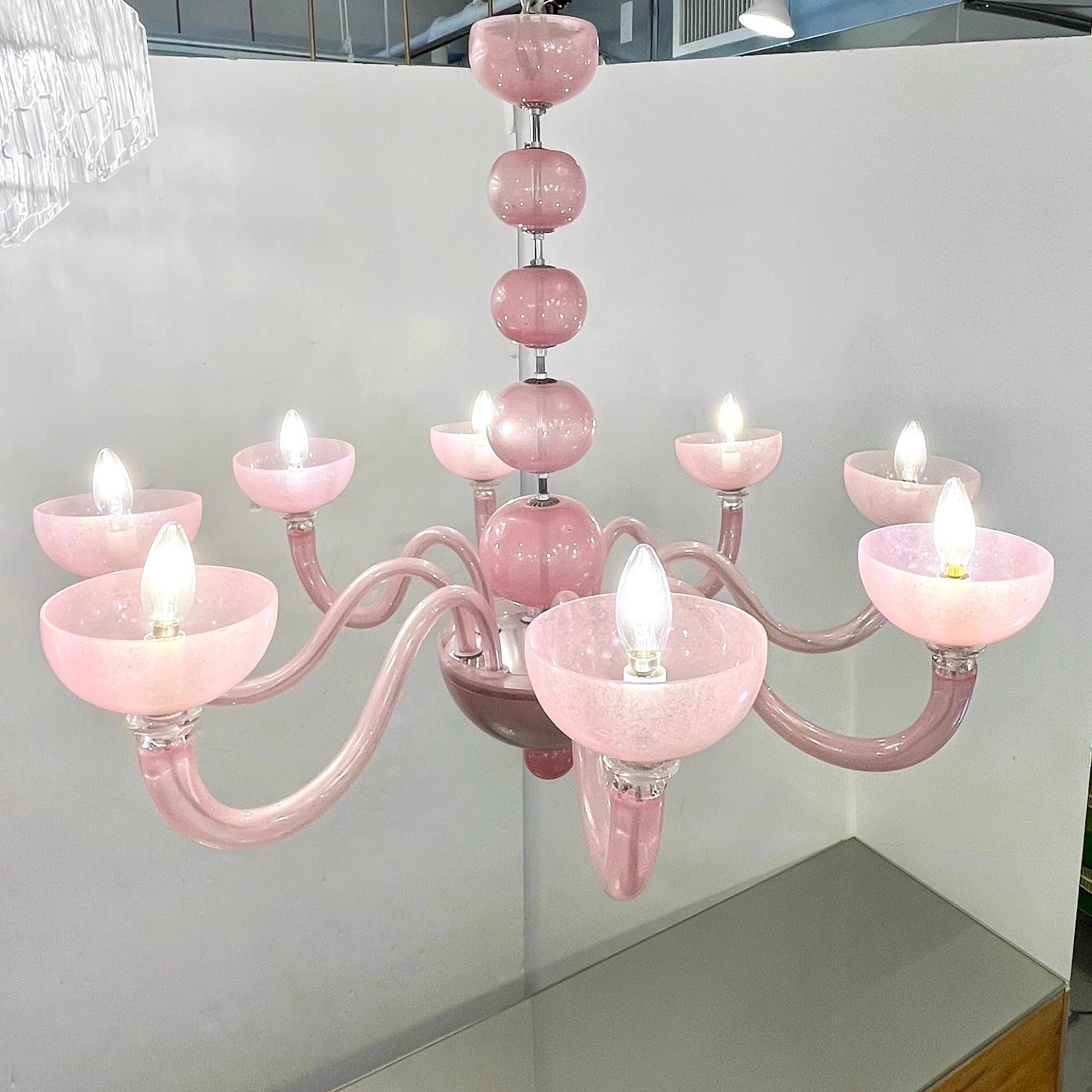 Eine minimalistische, moderne Kreation des traditionellen venezianischen Kronleuchters mit 8 Lichtern aus kunstvoll geblasenem, staubrosa Murano-Glas, vollständig handgefertigt in Italien.
Die Inspiration ist der klassische Murano-Kronleuchter, der